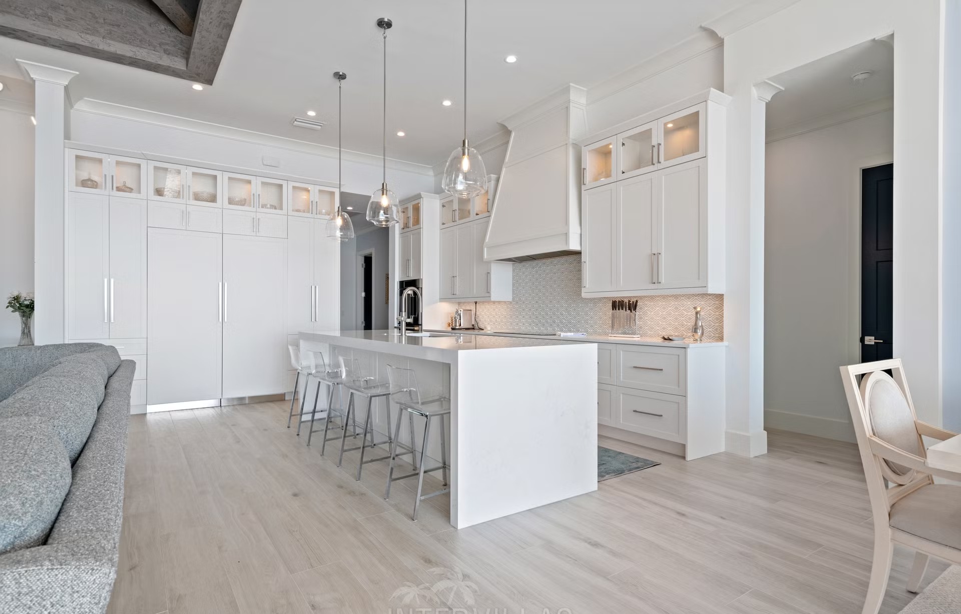 Moderne Villa am Kanal mit Infinity-Pool, Whirlpool und privatem Bootsdock.