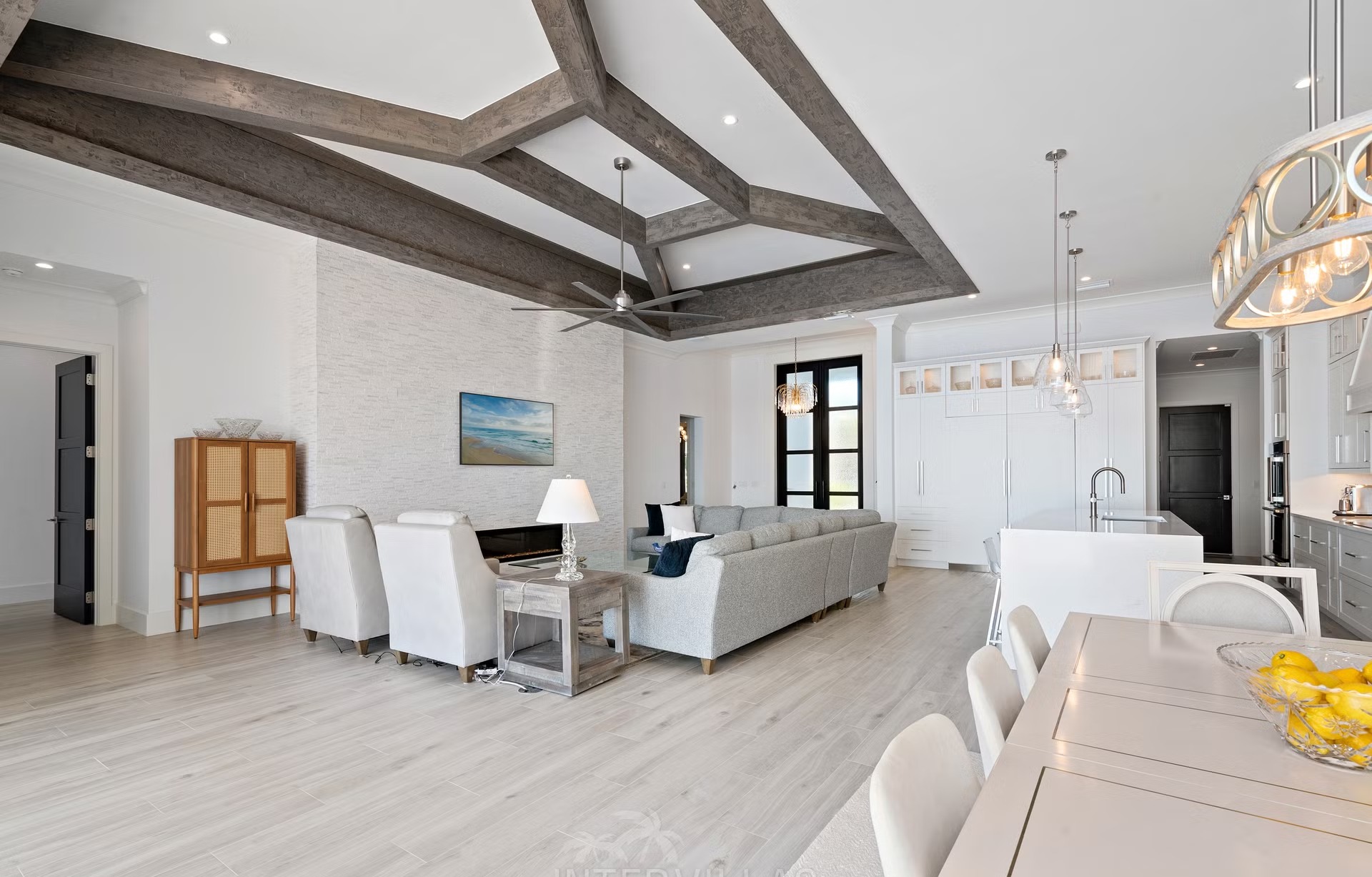 Moderne Villa am Wasser mit Infinity-Pool, Spa und privatem Bootsdock.