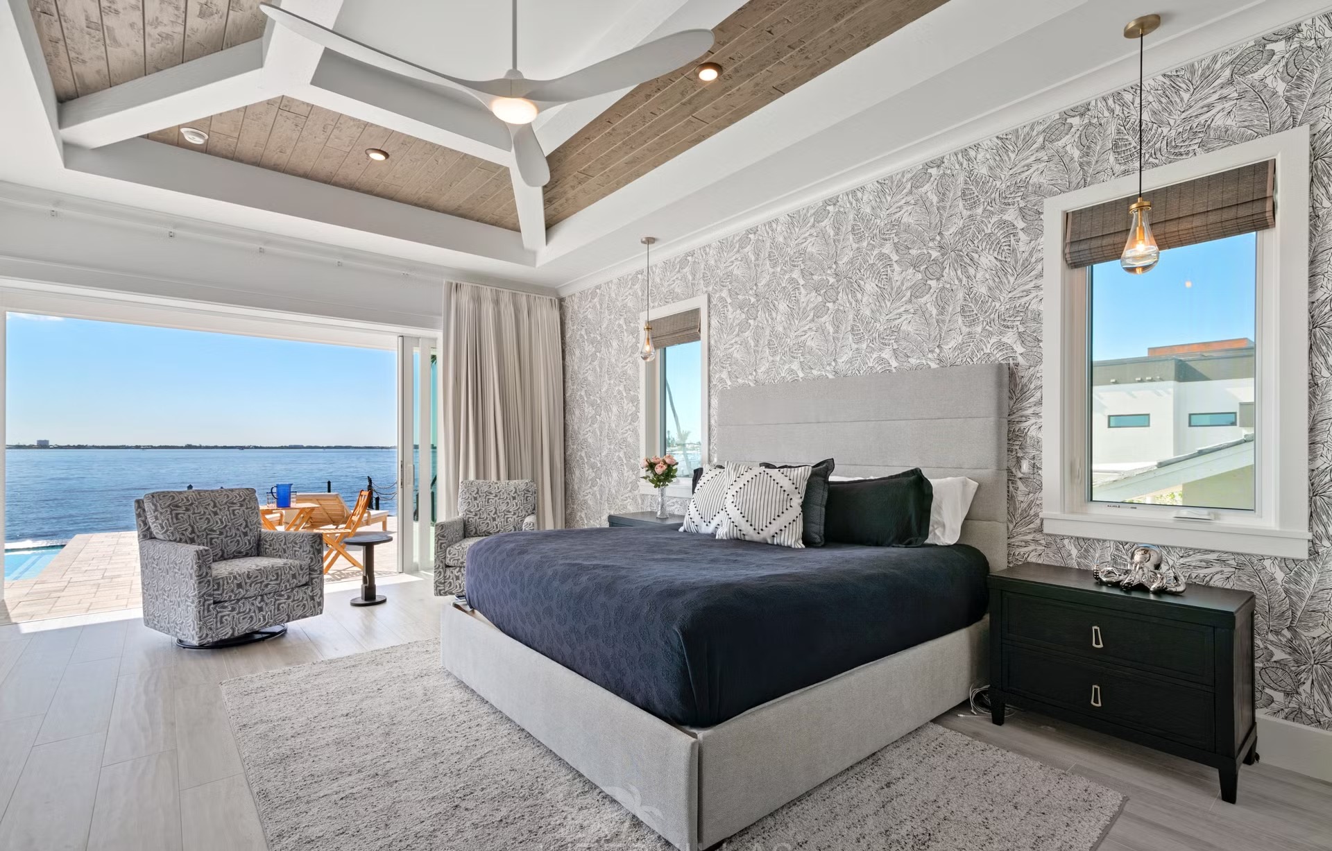 Moderne Villa am Wasser mit Infinity-Pool, Whirlpool und privatem Bootsdock.