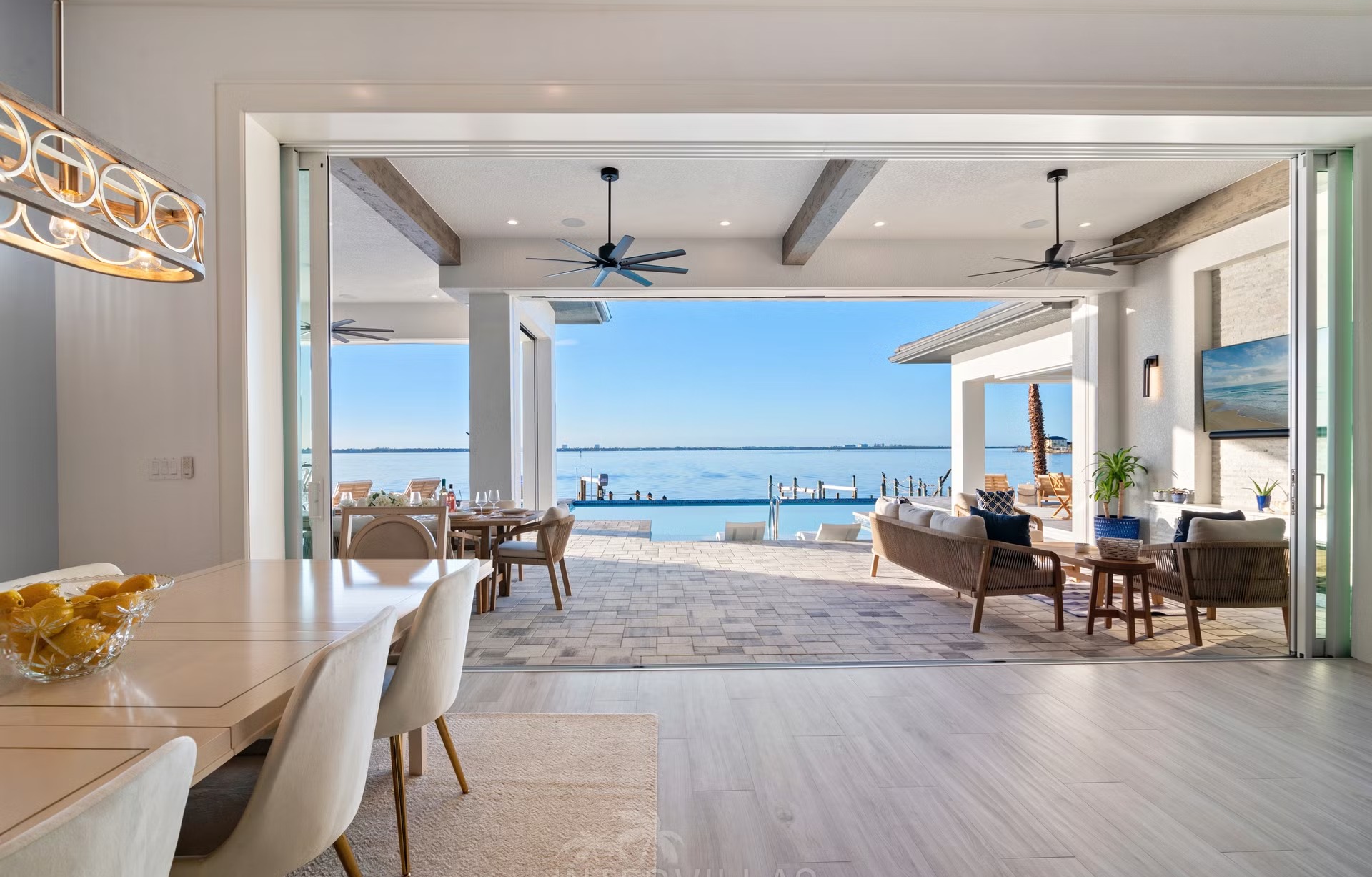 Moderne Villa am Wasser mit Infinity-Pool, Spa und privatem Bootsdock.