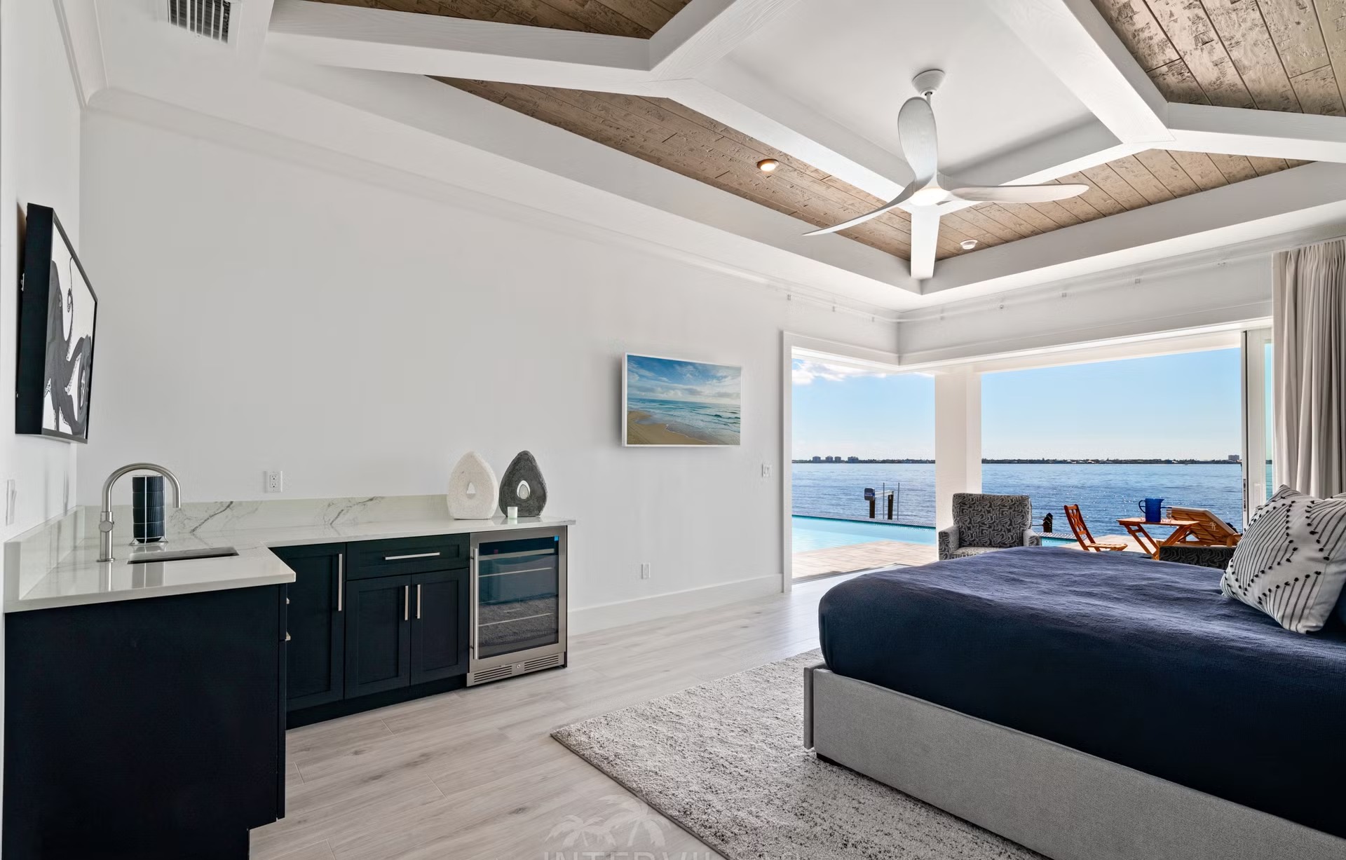 Moderne Villa am Wasser mit Infinity-Pool, Spa und privatem Bootsdock.