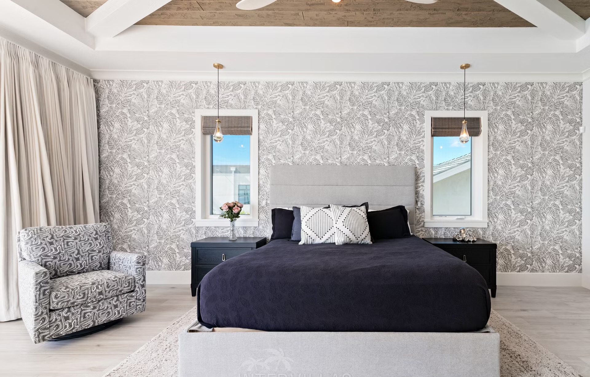 Moderne Villa am Wasser mit Infinity-Pool, Spa und privatem Bootsdock.