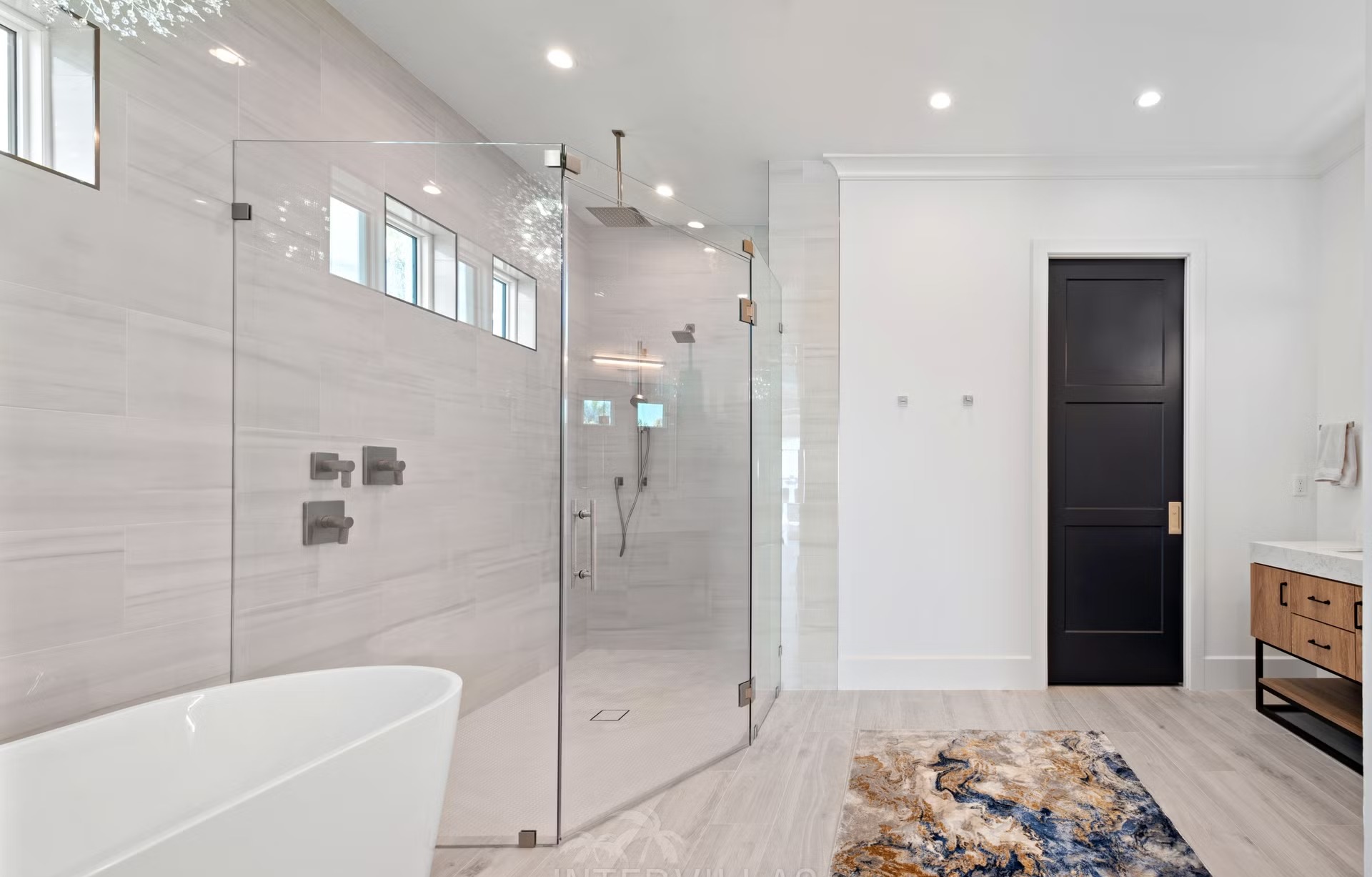 Moderne Villa am Wasser mit Infinity-Pool, Whirlpool und privatem Bootsdock.