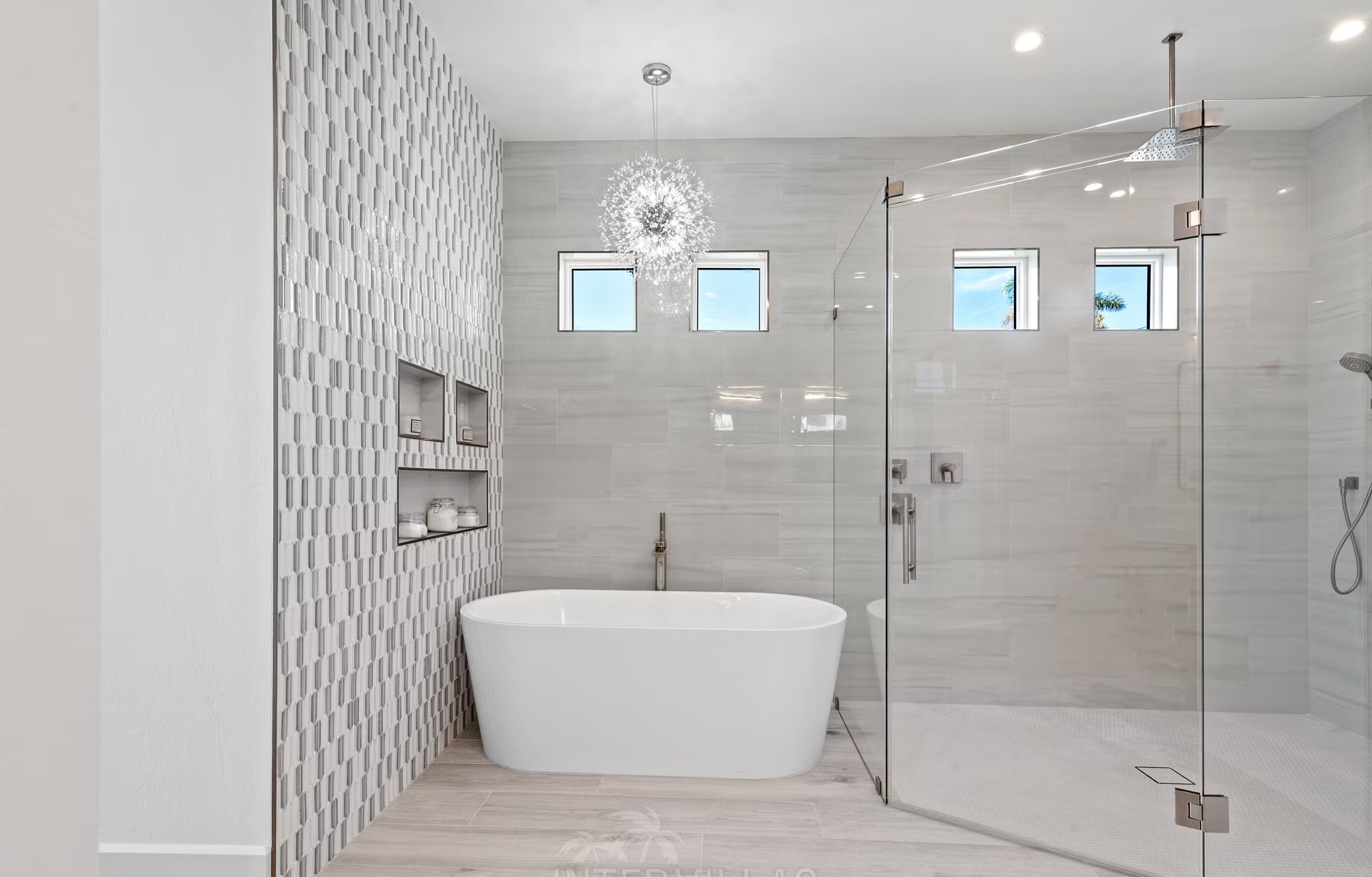 Moderne Villa am Kanal mit Infinity-Pool, Whirlpool und privatem Bootsdock.