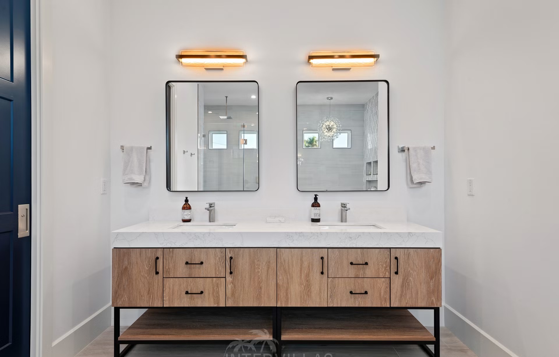 Moderne Villa am Wasser mit Infinity-Pool, Spa und privatem Bootsdock.