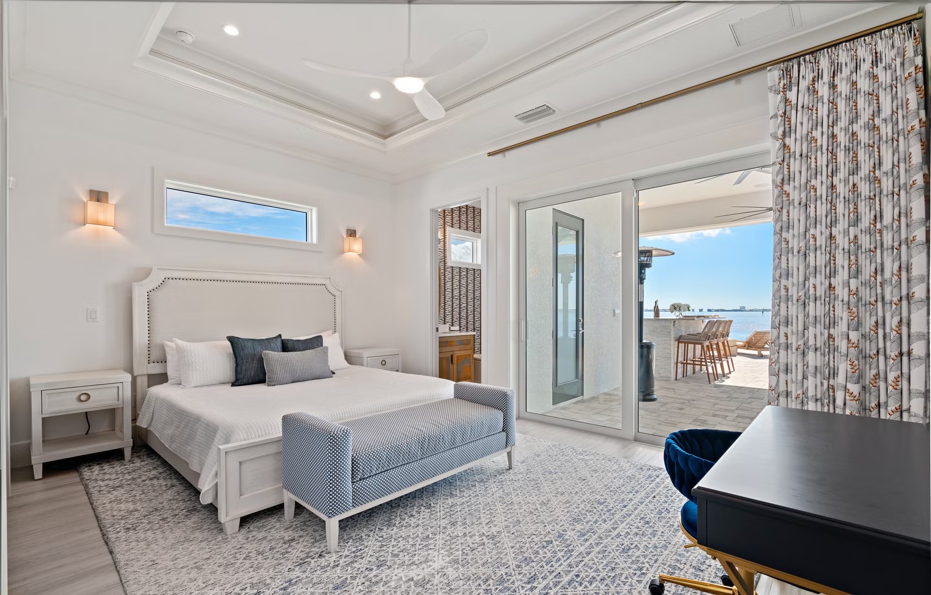 Moderne Villa am Wasser mit Infinity-Pool, Whirlpool und privatem Bootsdock.