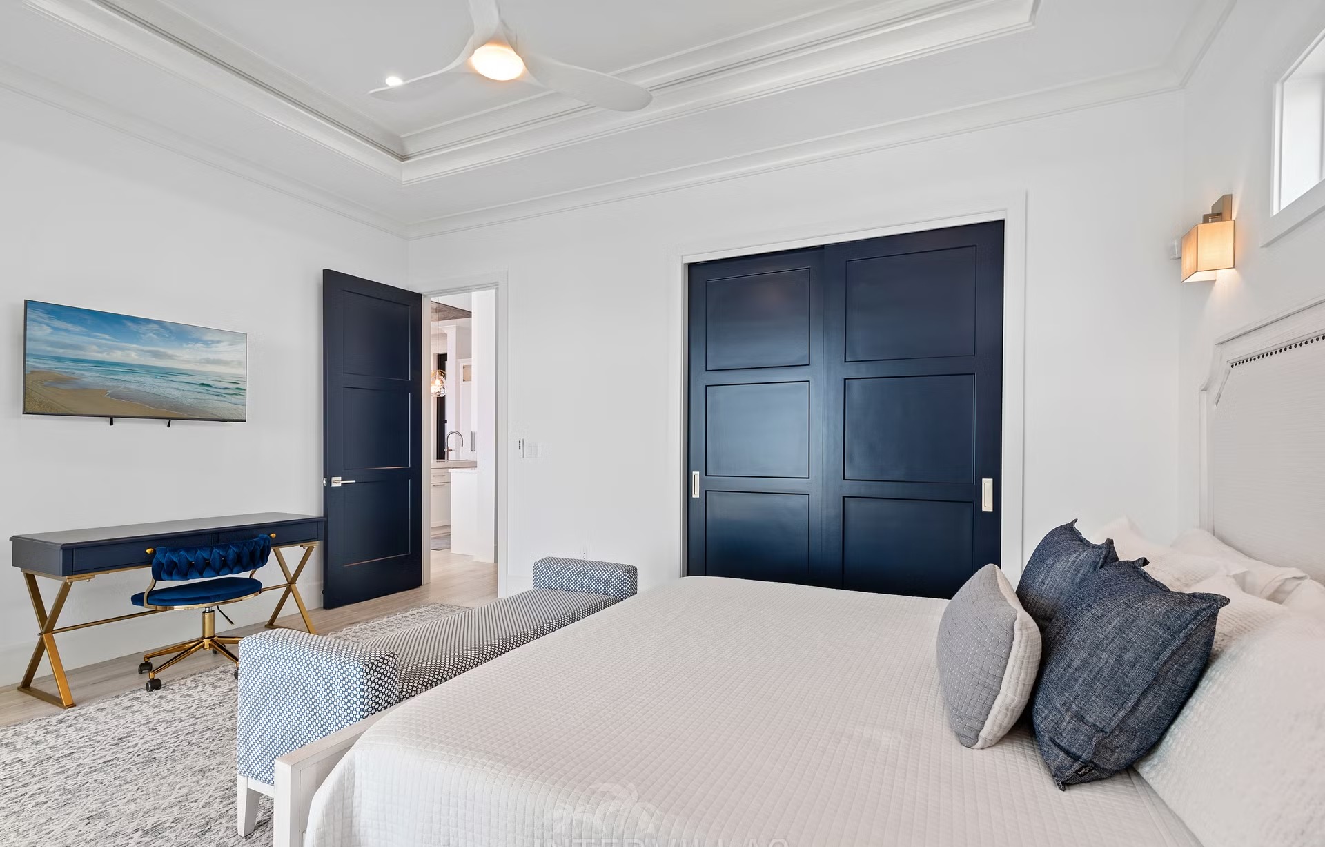 Moderne Villa am Kanal mit Infinity-Pool, Spa und privatem Bootsdock.