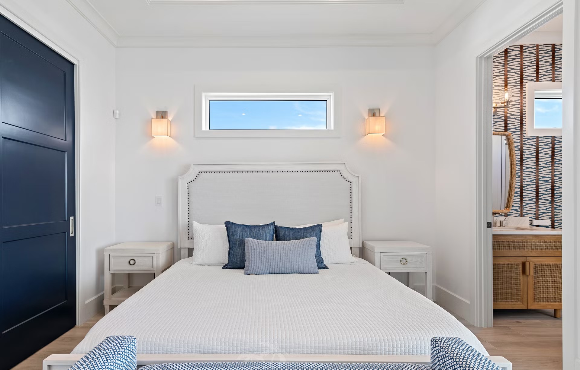 Moderne Villa direkt am Wasser mit Infinity-Pool, Whirlpool und privatem Bootsdock.