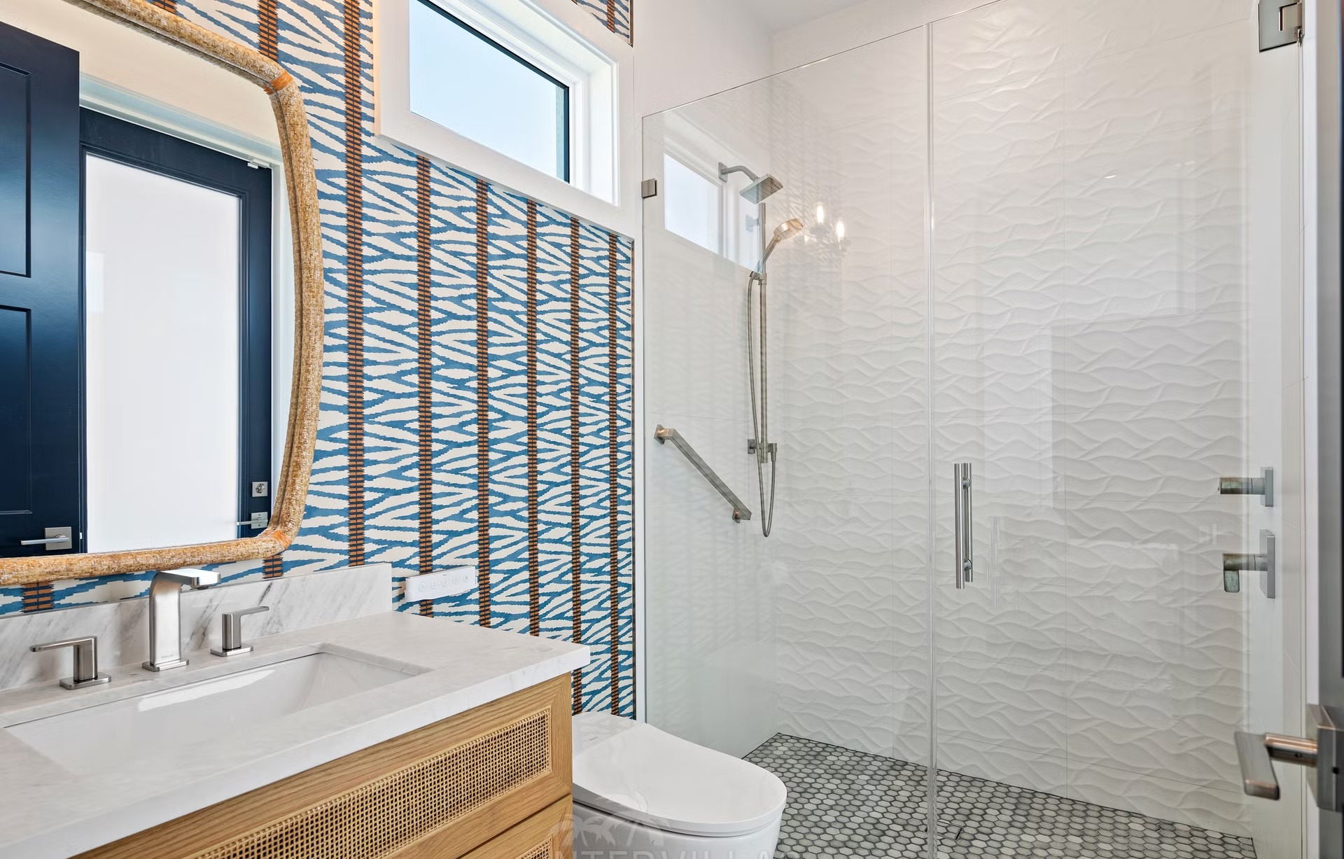 Moderne Villa am Wasser mit Infinity-Pool, Whirlpool und privatem Bootsdock.