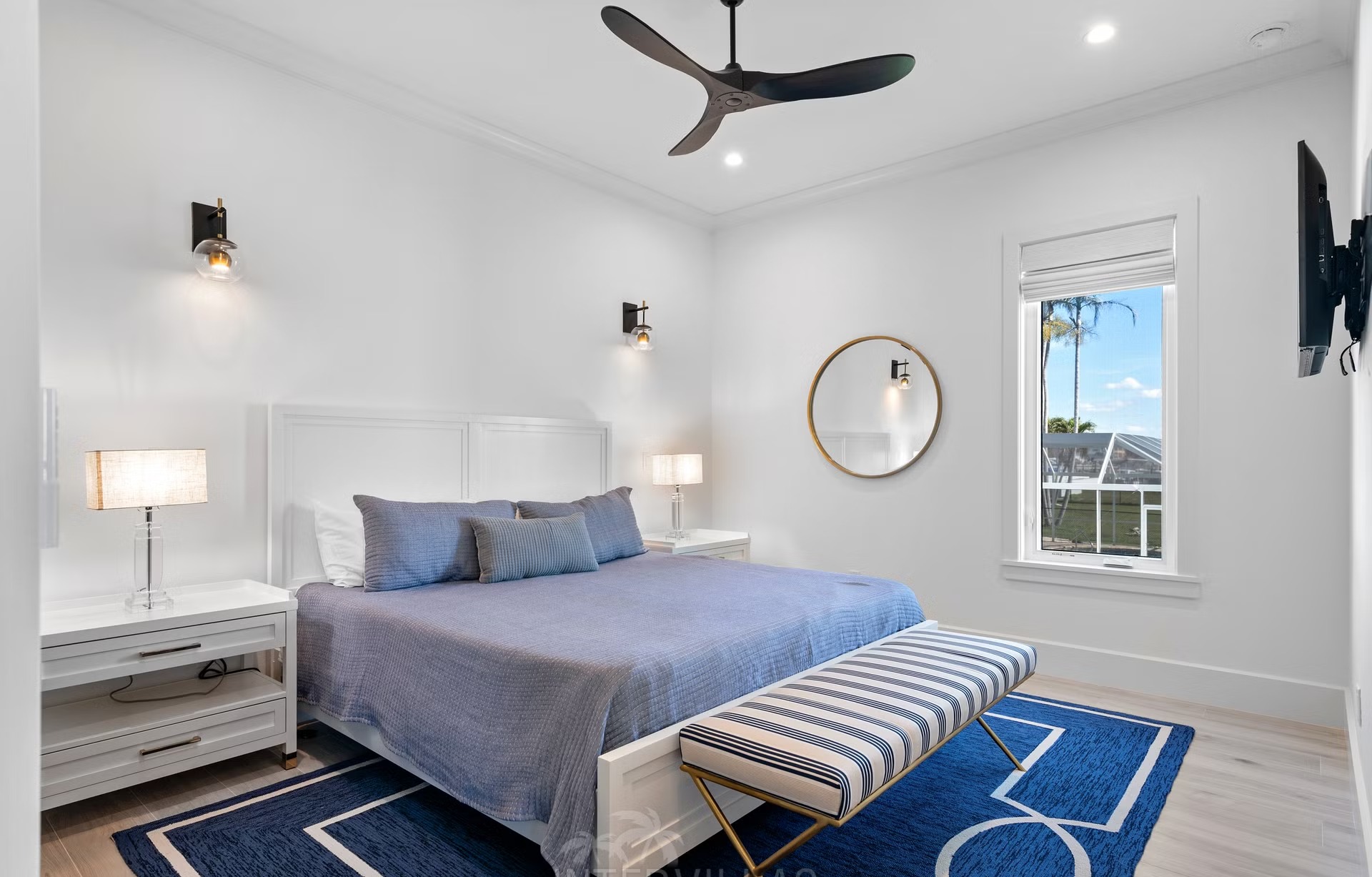 Moderne Villa am Wasser mit Infinity-Pool, Spa und privatem Bootsdock.