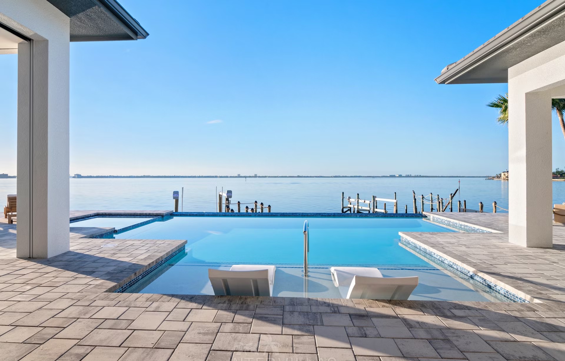 Moderne Villa am Wasser mit Infinity-Pool, Spa und privatem Bootsdock.