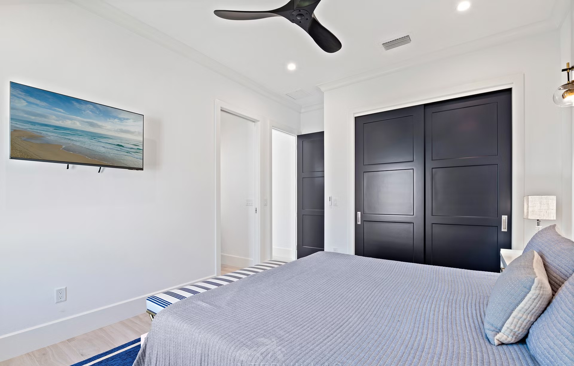 Moderne Villa am Wasser mit Infinity-Pool, Spa und privatem Bootsdock.