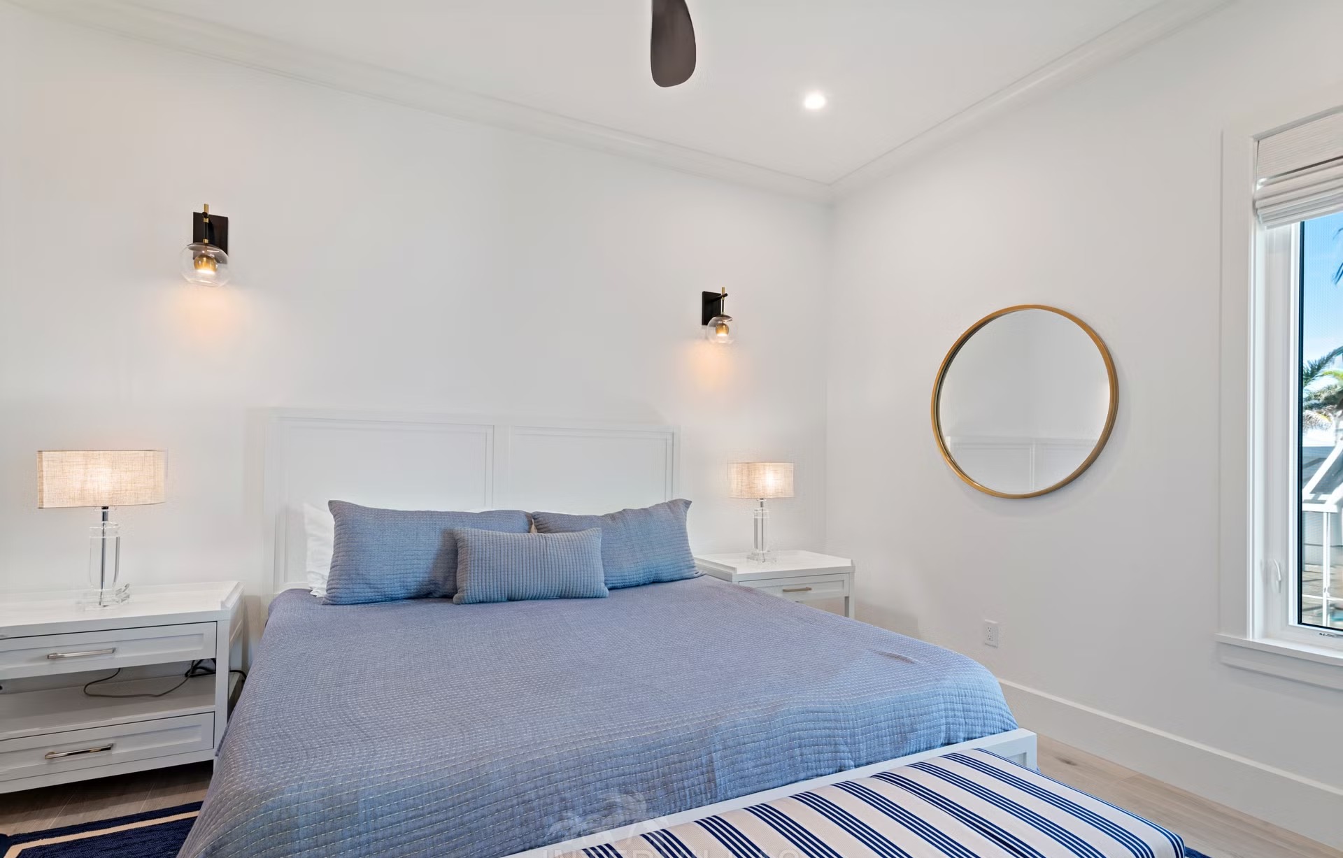 Moderne Villa am Wasser mit Infinity-Pool, Whirlpool und privatem Bootsdock.