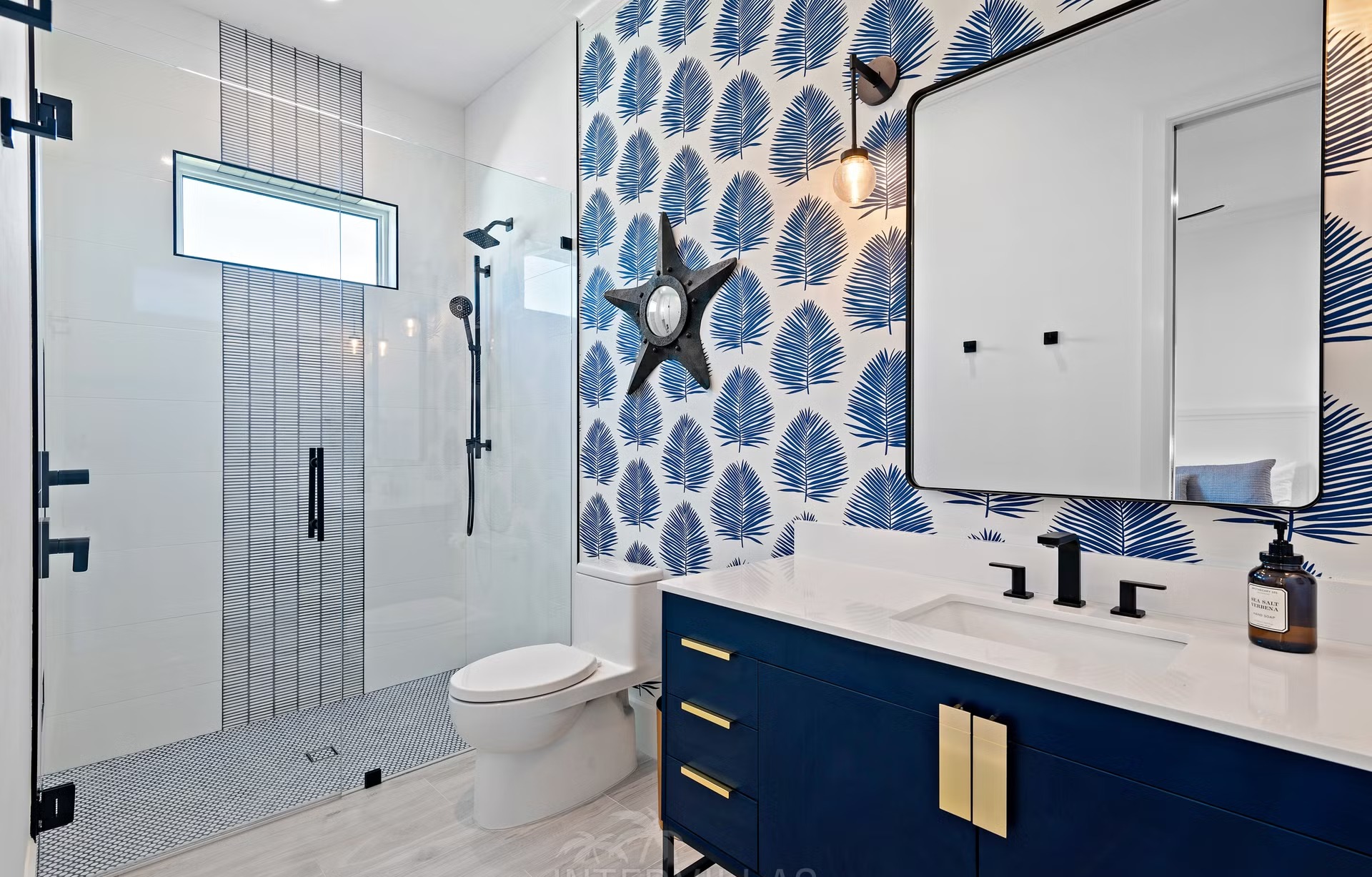 Moderne Villa am Kanal mit Infinity-Pool, Whirlpool und privatem Bootsdock.