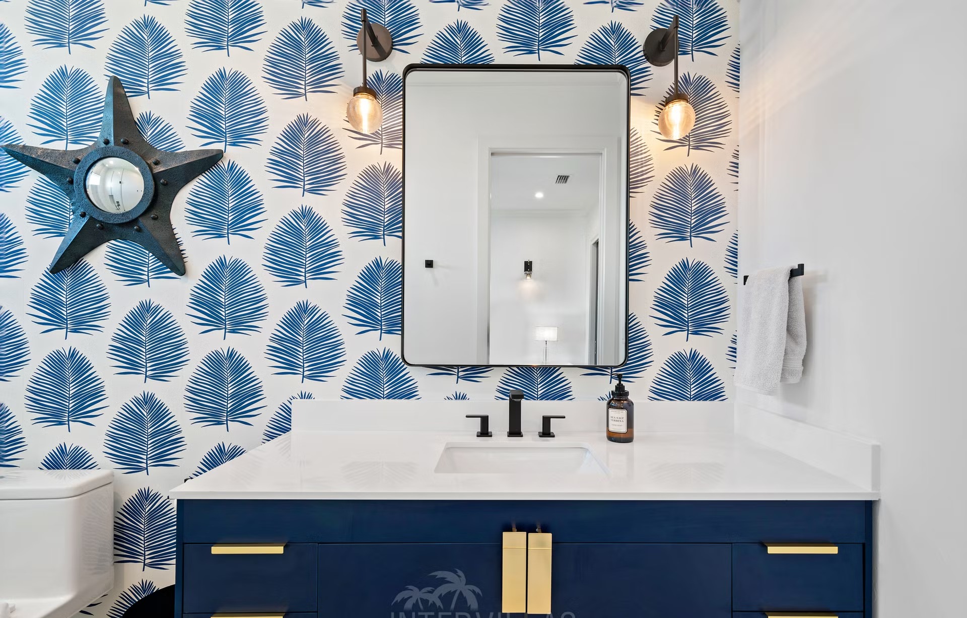 Moderne Villa am Wasser mit Infinity-Pool, Spa und privatem Bootsdock.