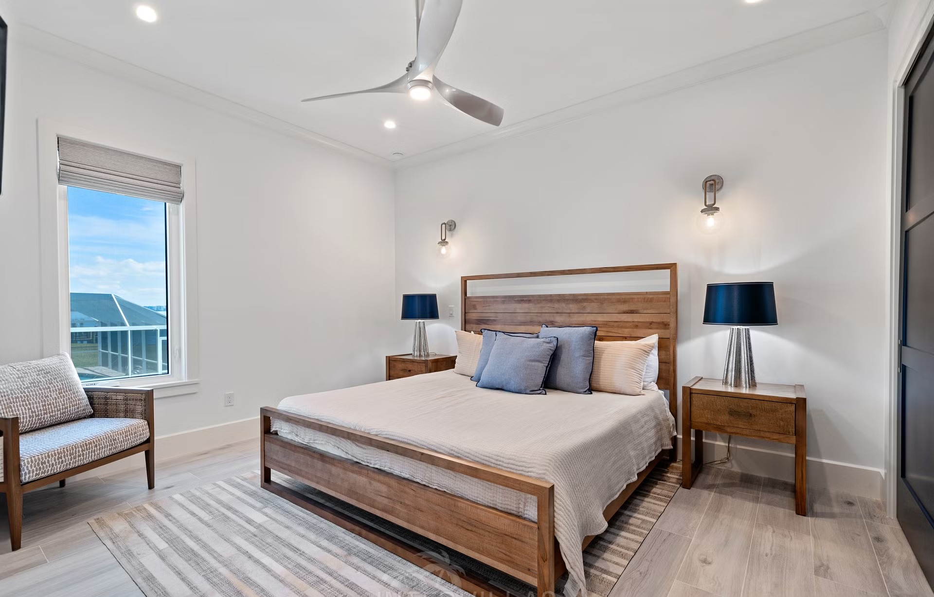 Moderne Villa am Wasser mit Infinity-Pool, Spa und privatem Bootsdock.