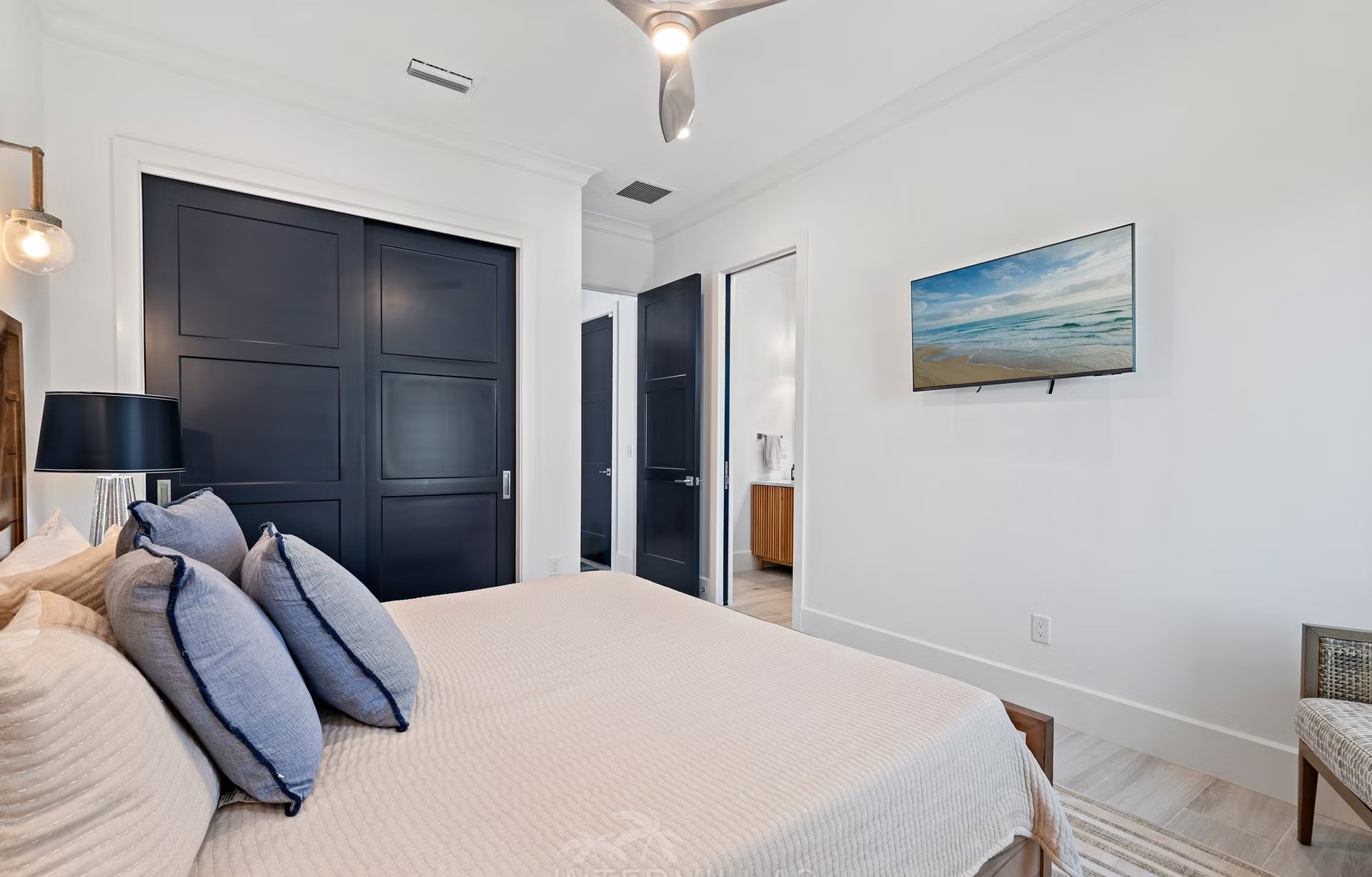 Moderne Villa am Wasser mit Infinity-Pool, Spa und privatem Bootsdock.