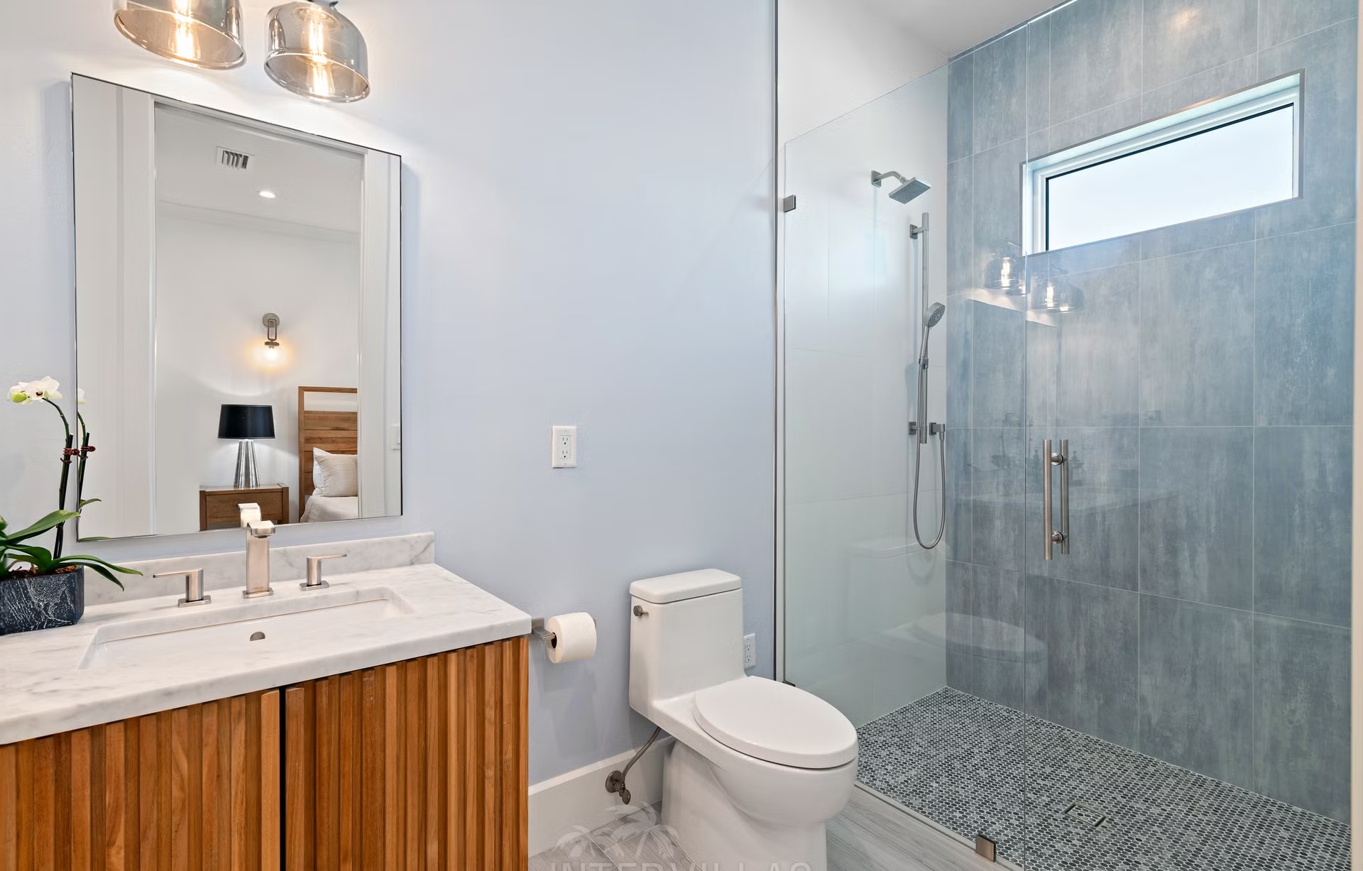 Moderne Villa am Wasser mit Infinity-Pool, Spa und privatem Bootsdock.