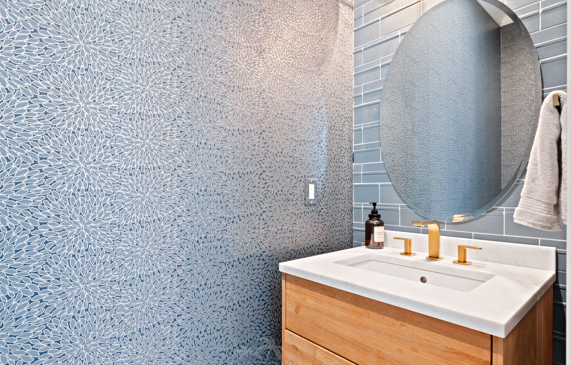 Moderne Villa am Wasser mit Infinity-Pool, Whirlpool und privatem Bootsdock.