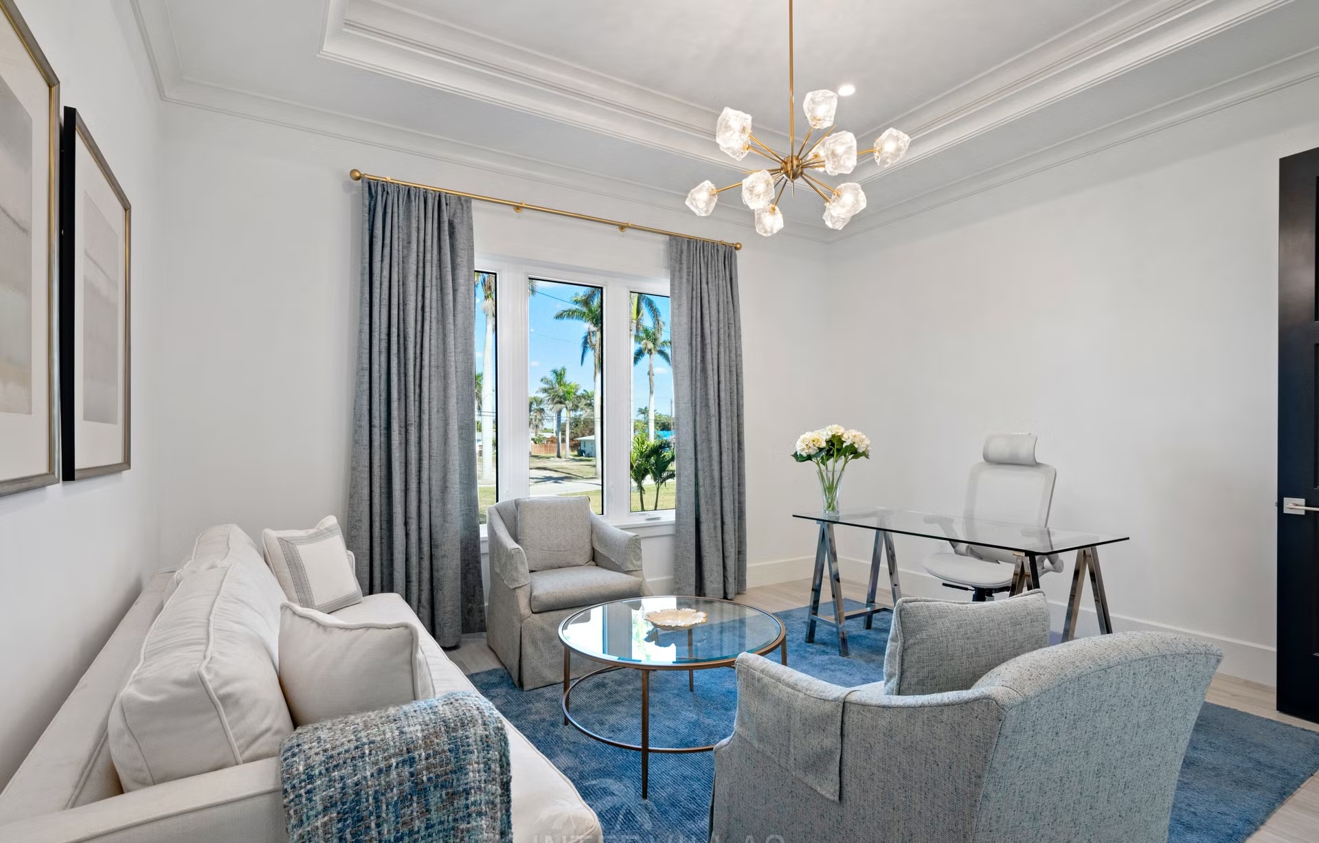 Moderne Villa am Wasser mit Infinity-Pool, Whirlpool und privatem Bootsdock.