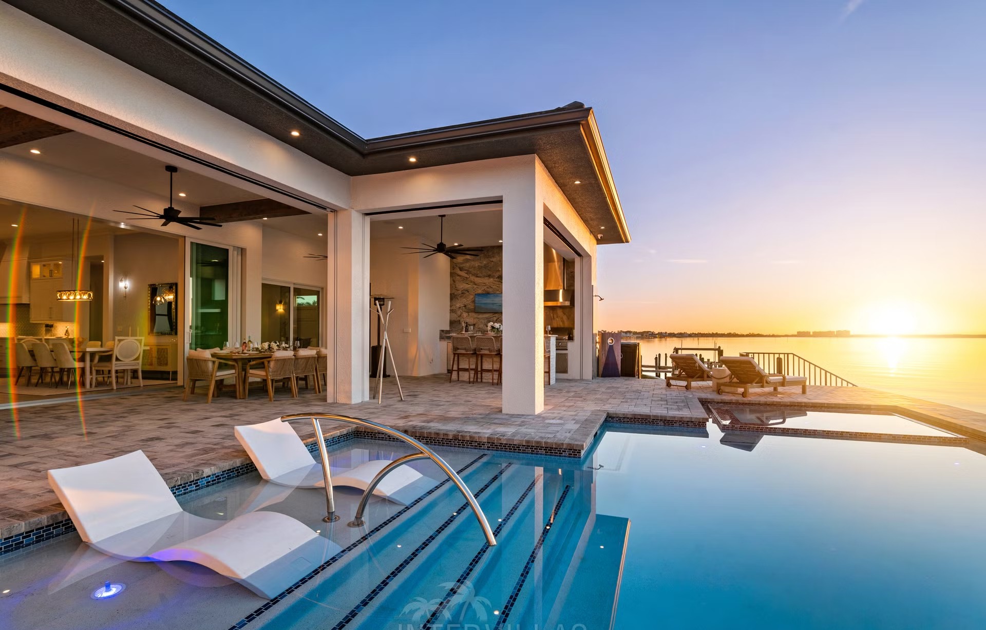 Moderne Villa am Wasser mit Infinity-Pool, Spa und privatem Bootsdock.