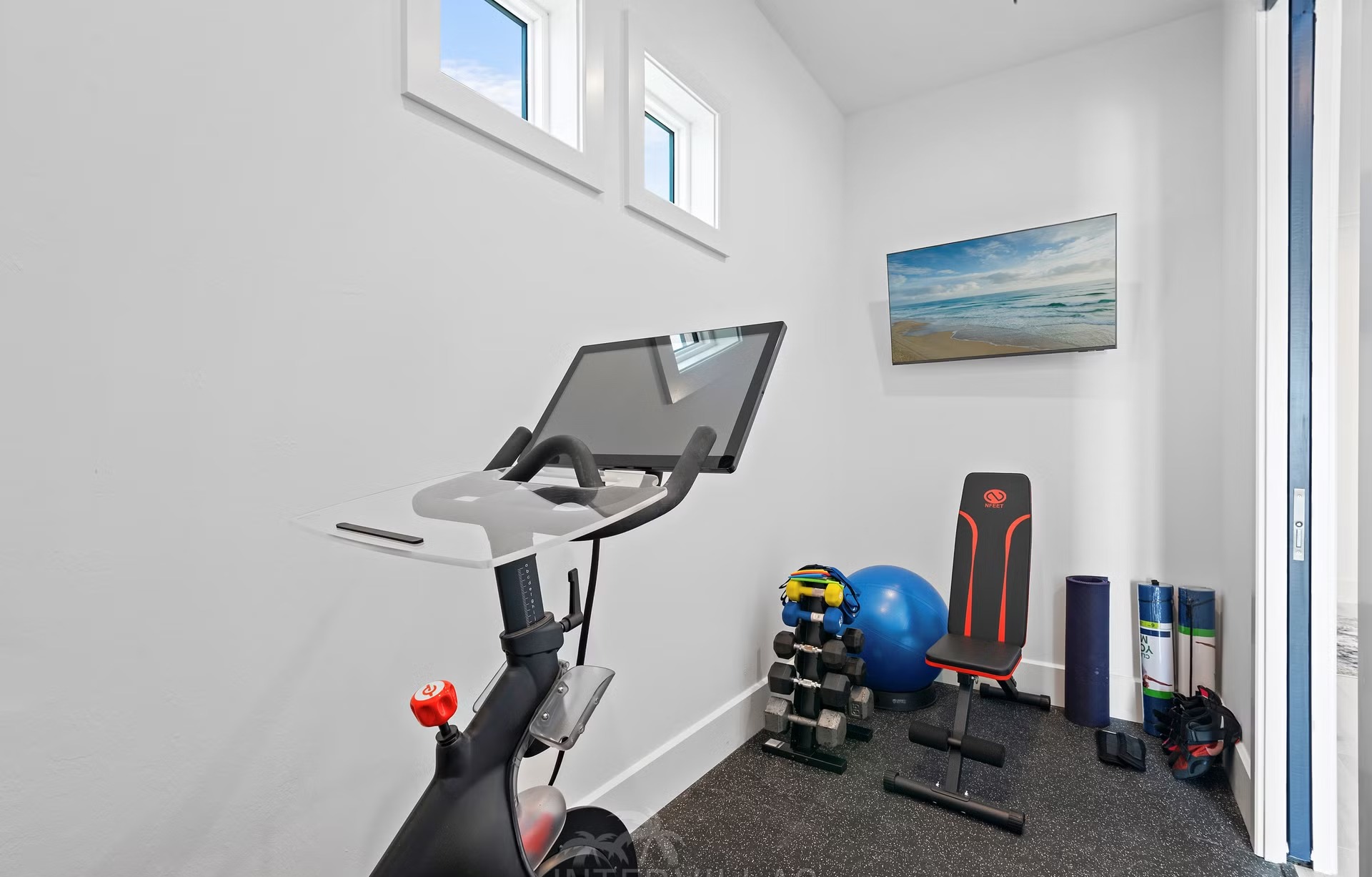 Moderne Villa am Wasser mit Infinity-Pool, Spa und privatem Bootsdock.