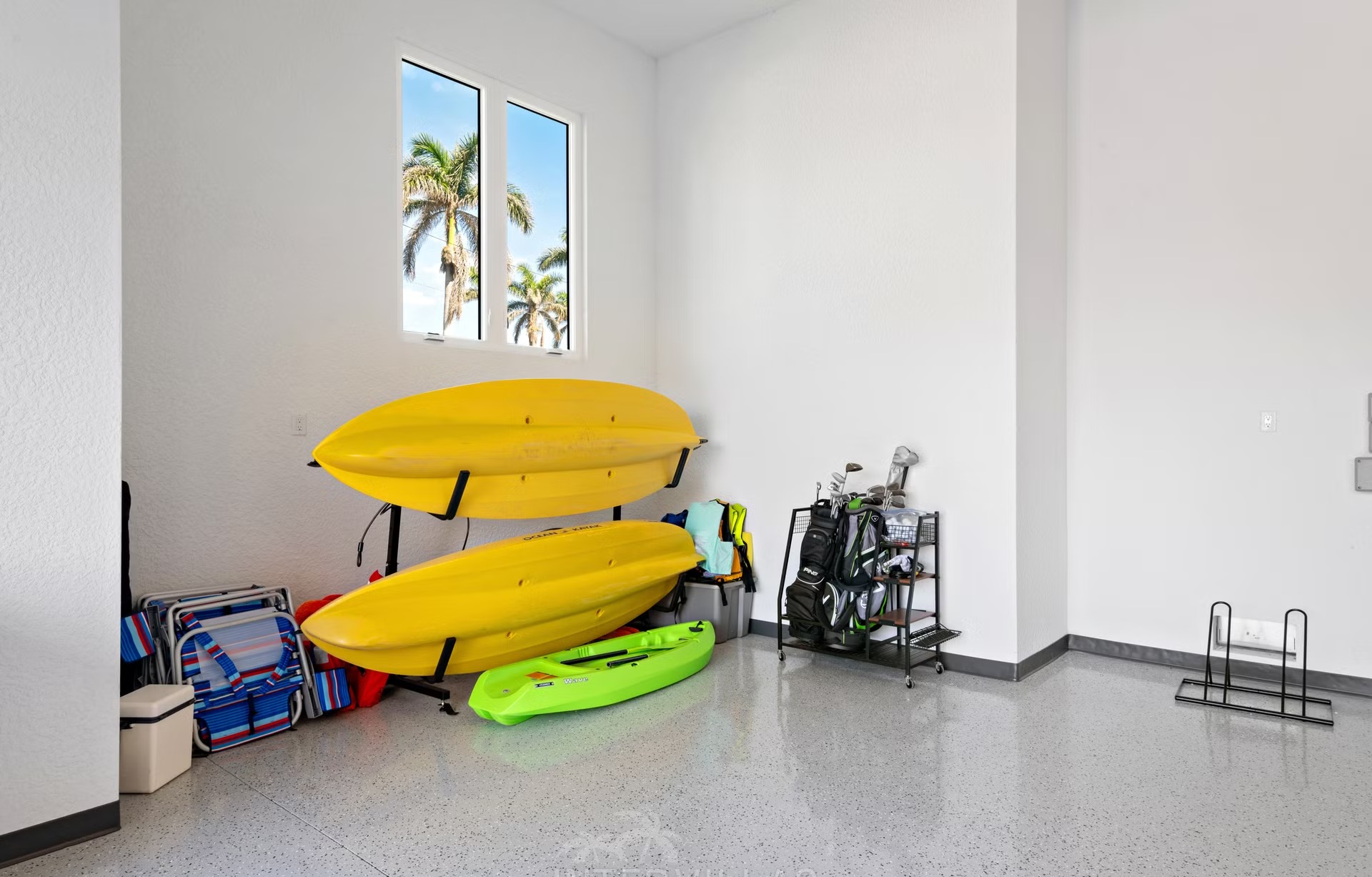 Moderne Villa am Wasser mit Infinity-Pool, Whirlpool und privatem Bootsdock.