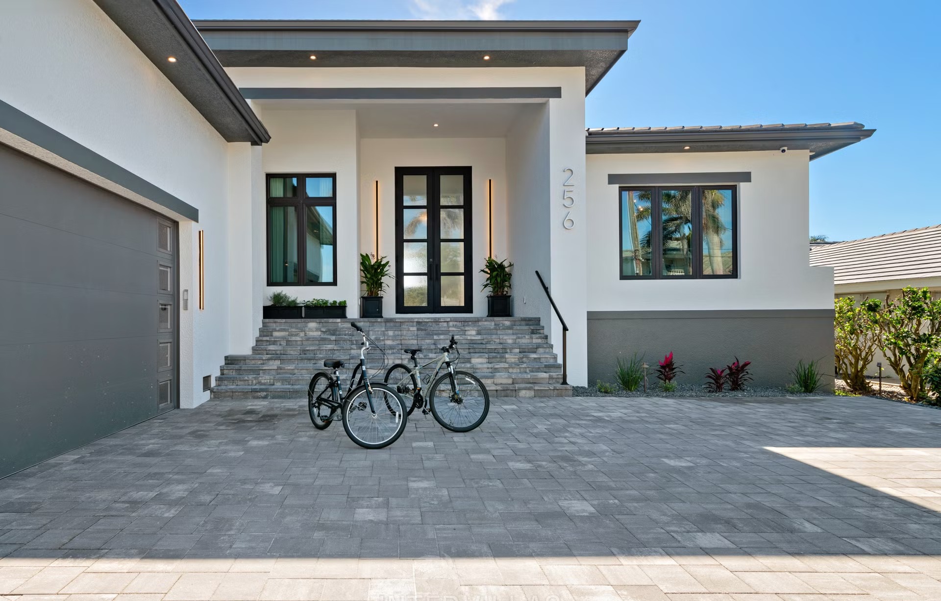 Moderne Villa am Wasser mit Infinity-Pool, Spa und privatem Bootsdock.