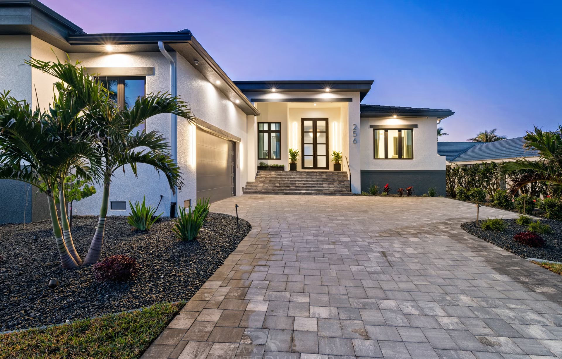 Moderne Villa am Wasser mit Infinity-Pool, Spa und privatem Bootsdock.