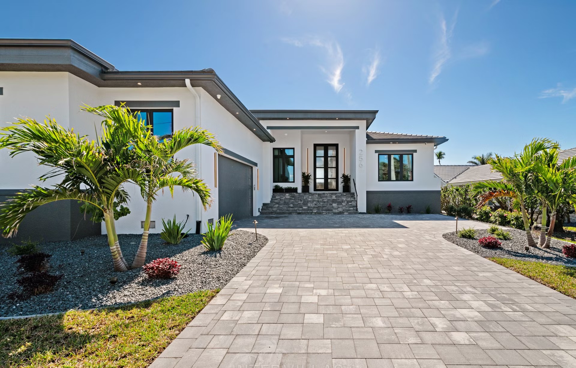 Moderne Villa am Wasser mit Infinity-Pool, Spa und privatem Bootsdock.