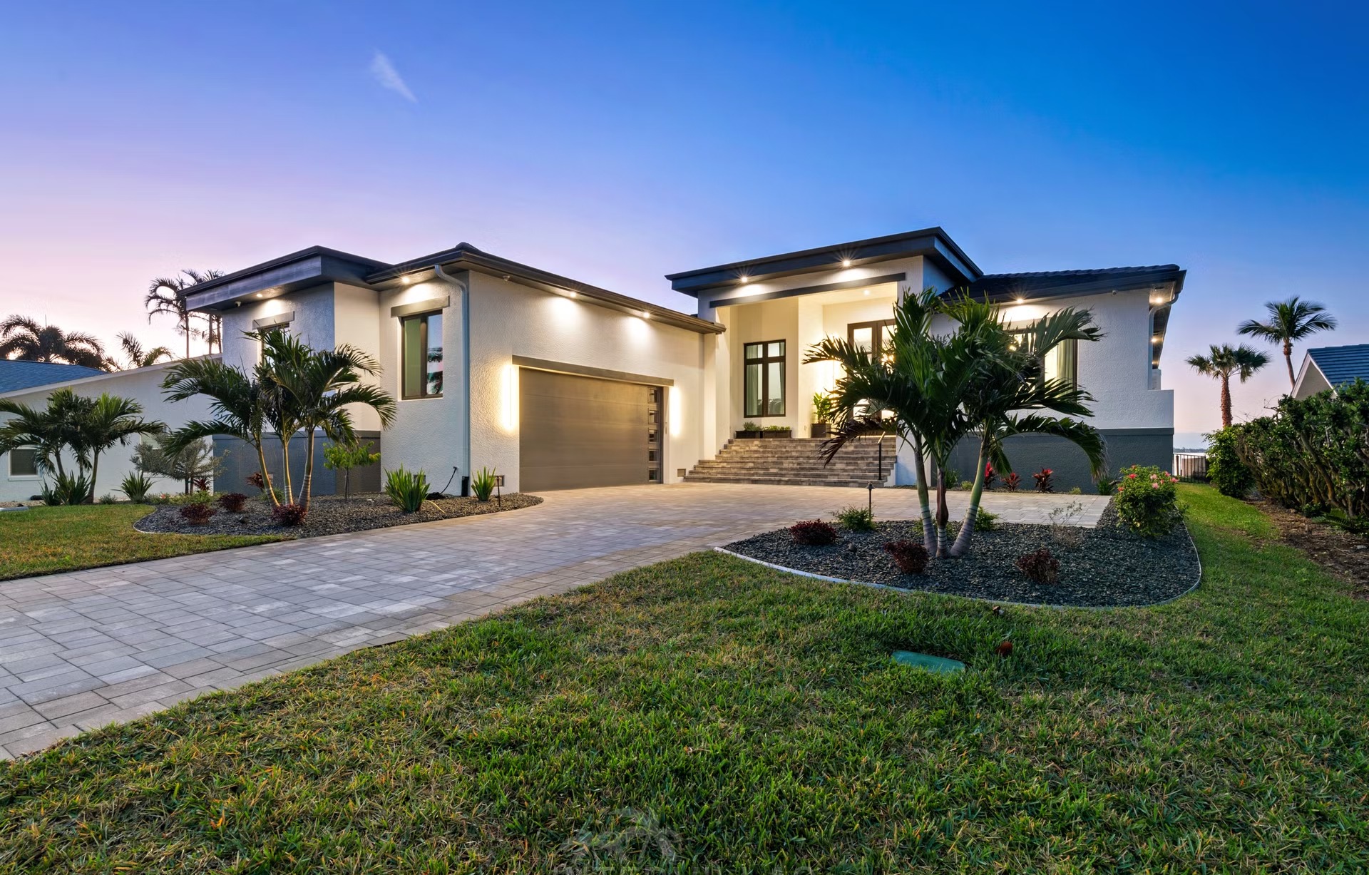 Moderne Villa am Wasser mit Infinity-Pool, Whirlpool und privatem Bootsdock.