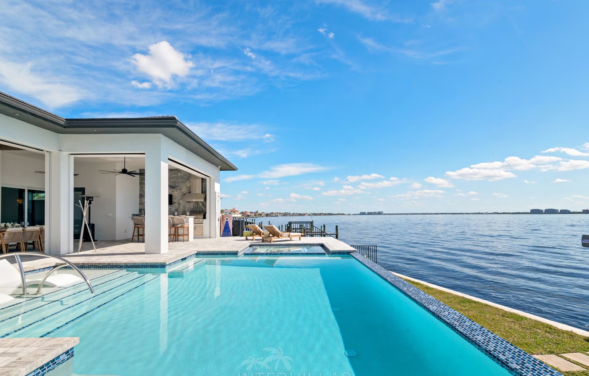 Moderne Villa am Wasser mit Infinity-Pool, Spa und privatem Bootsdock.