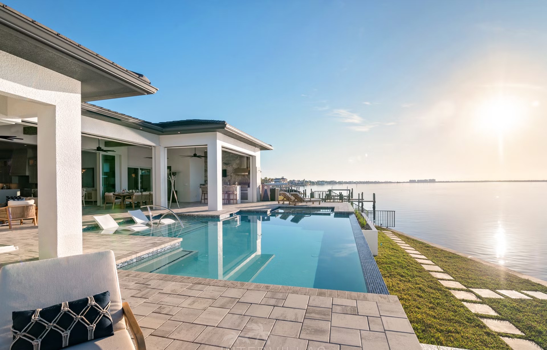 Moderne Villa am Wasser mit Infinity-Pool, Spa und privatem Bootsdock.