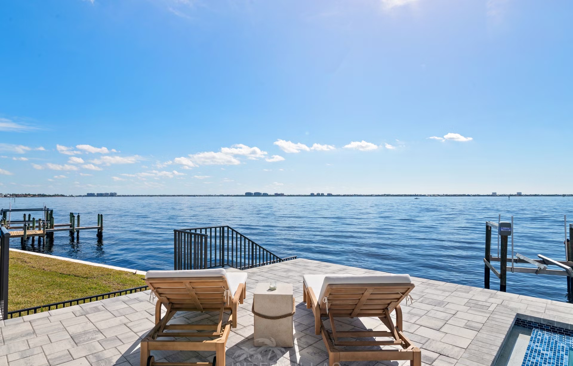 Moderne Villa am Wasser mit Infinity-Pool, Whirlpool und privatem Bootsdock.