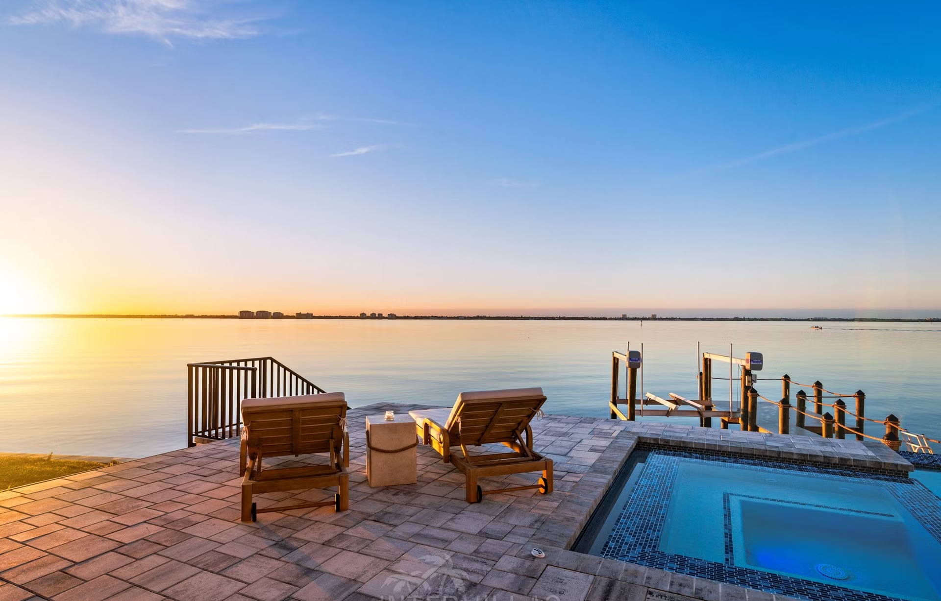 Moderne Villa am Wasser mit Infinity-Pool, Whirlpool und privatem Bootsdock.