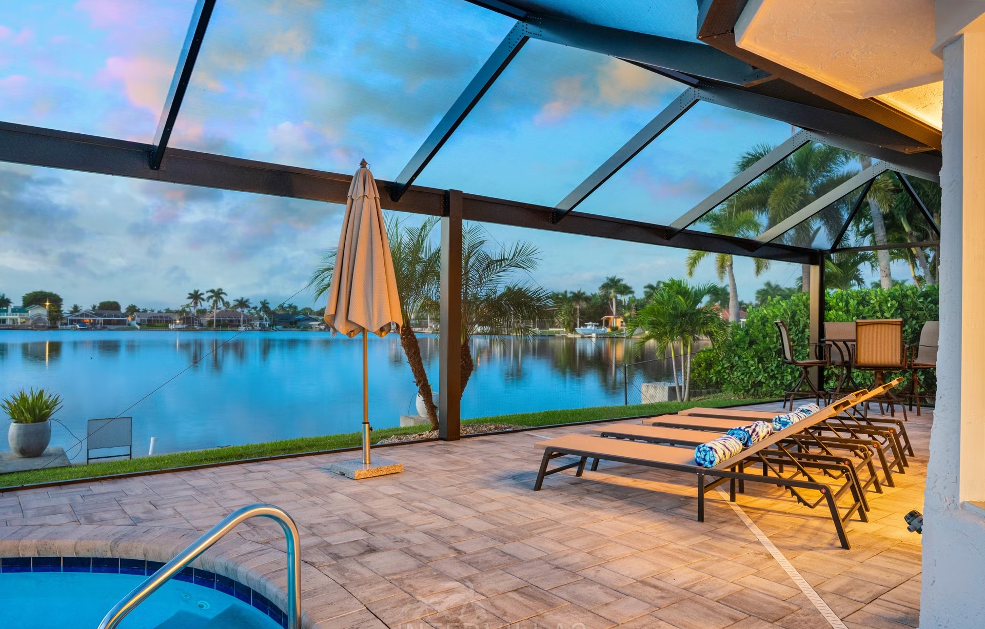 Südlich ausgerichteter, beheizter Pool mit Blick auf den See