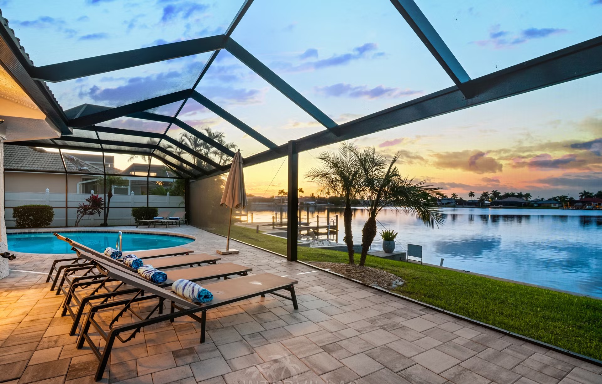 Südlich ausgerichteter, beheizter Pool mit Blick auf den See