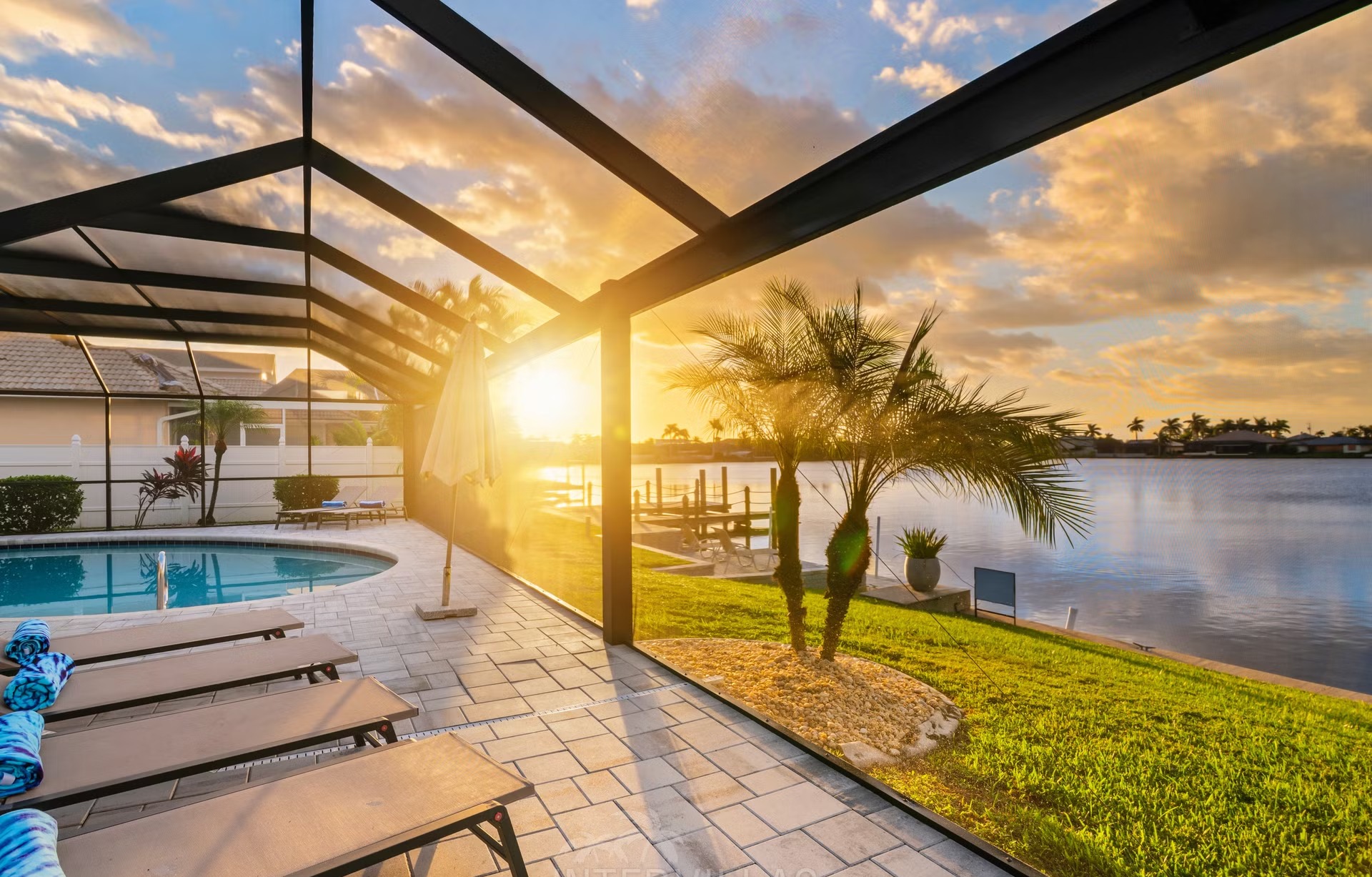 Südlich ausgerichteter, beheizter Pool am See mit Bootsanleger und Kajak.