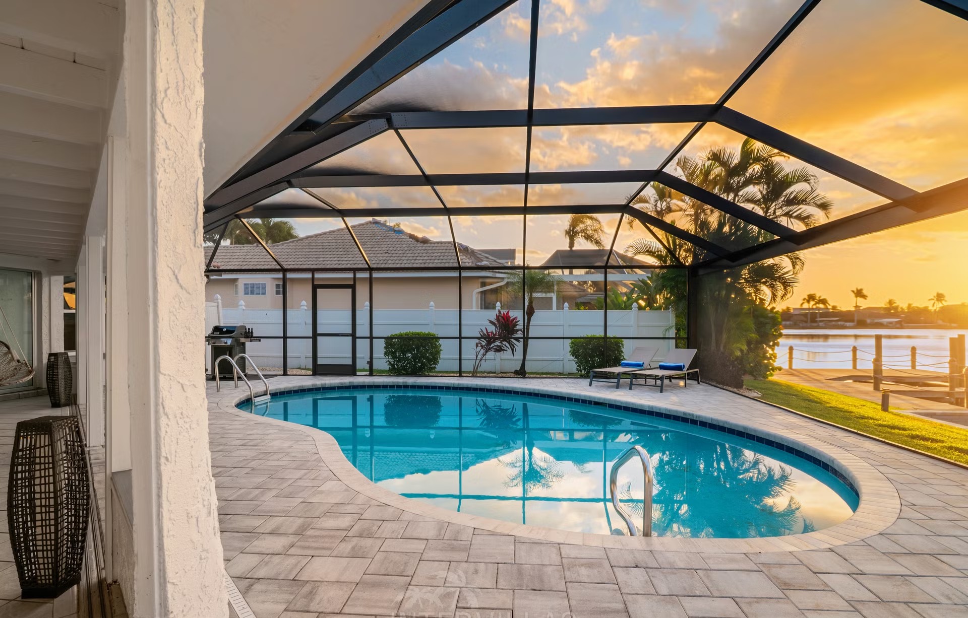 Südlich ausgerichteter, beheizter Pool am See mit Bootsanleger und Kajak.