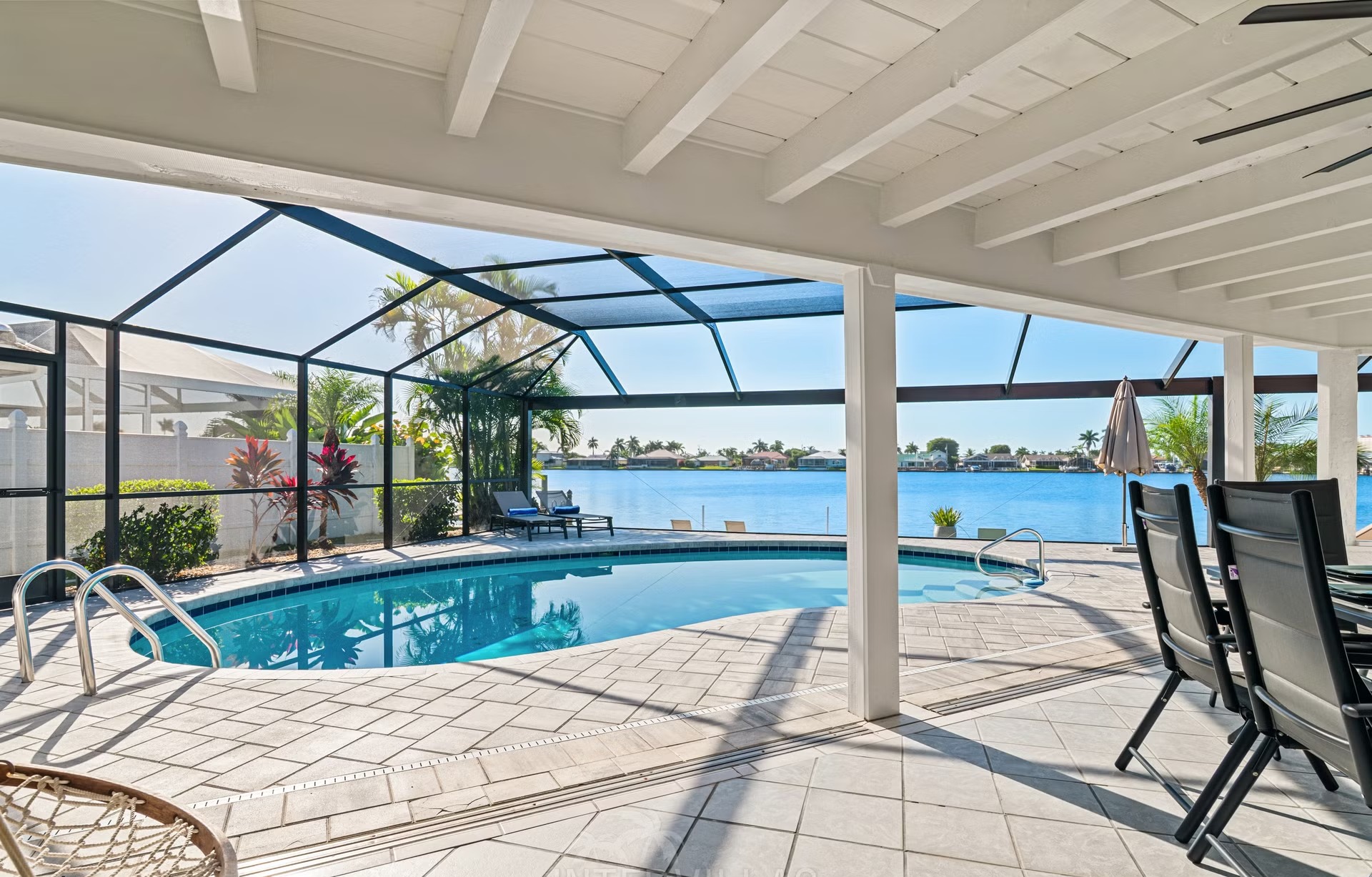 Südlich ausgerichteter, beheizter Pool mit Blick auf den See und Bootsanleger.