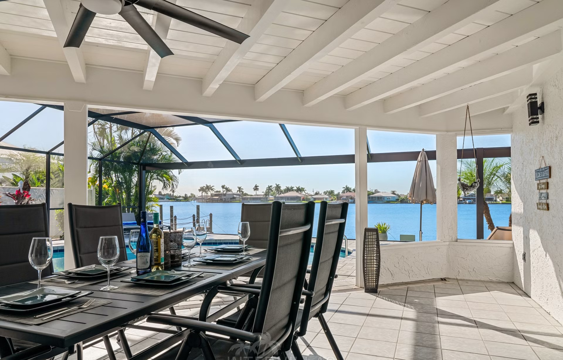 Südlich ausgerichteter, beheizter Poolbereich am See mit Bootsanleger und Kajak.