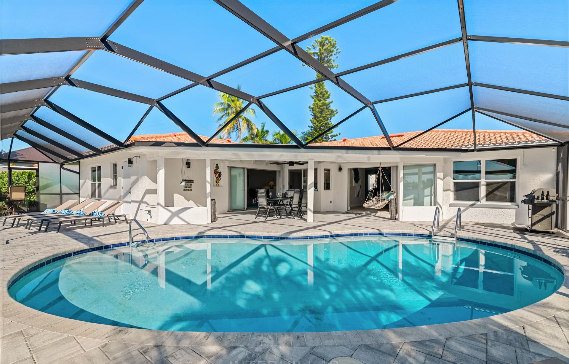 Heller Wohnbereich mit Sofa und Blick auf den See.