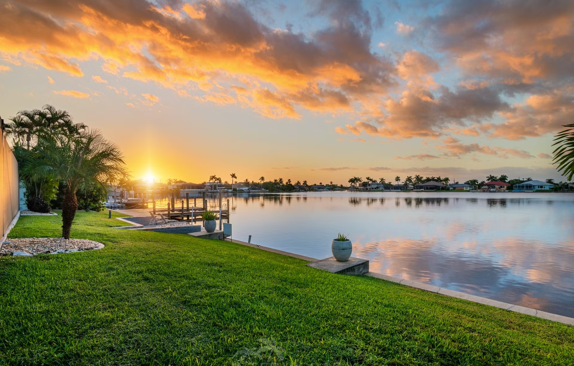 Heller Wohnbereich mit Sitzgruppe und Blick auf den See.