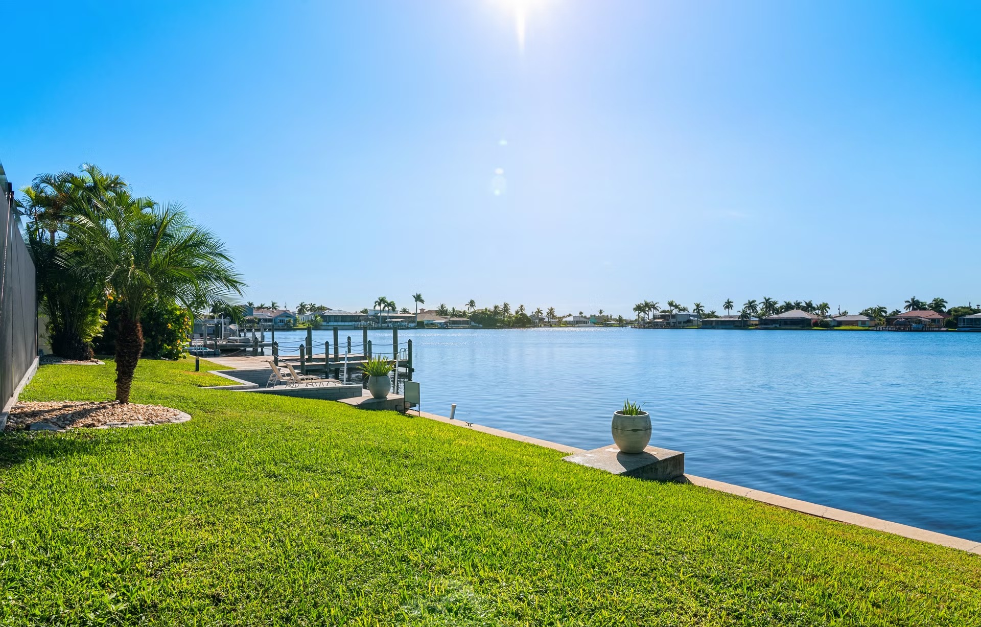 Südlich ausgerichteter Poolbereich mit Blick auf den See und Bootsanleger.