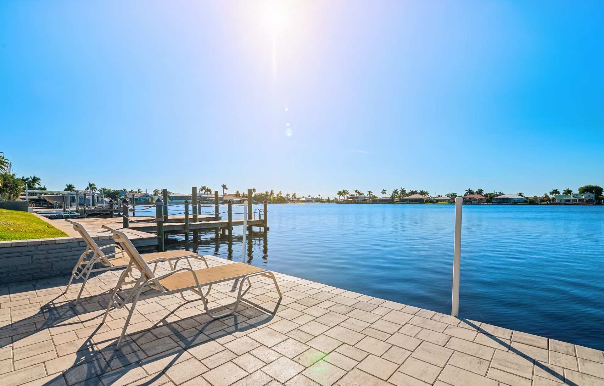 Südlich ausgerichteter, beheizbarer Poolbereich mit Blick auf den See.