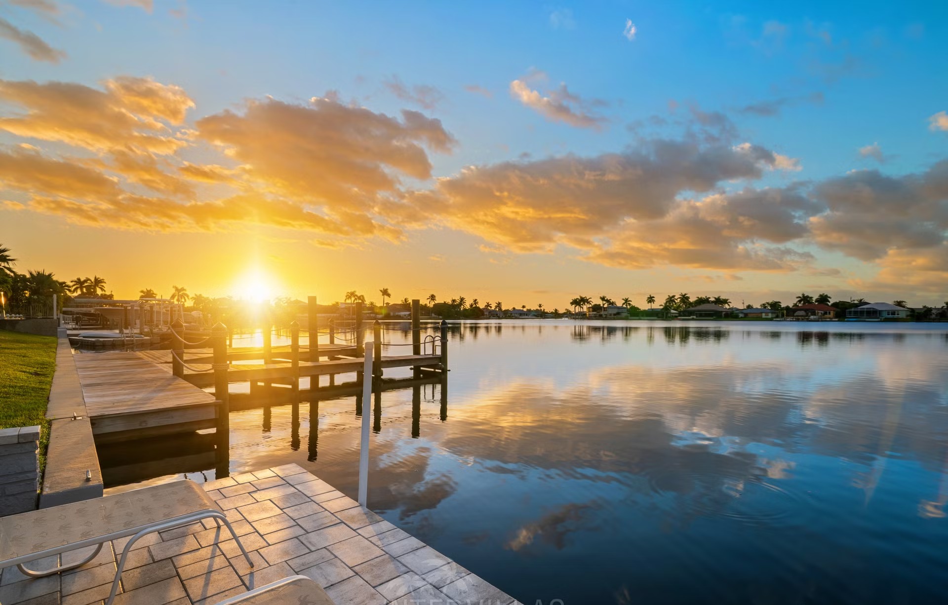 Stilvolle Villa am See in Cape Coral mit beheiztem Pool, Bootsanleger und Kajak.