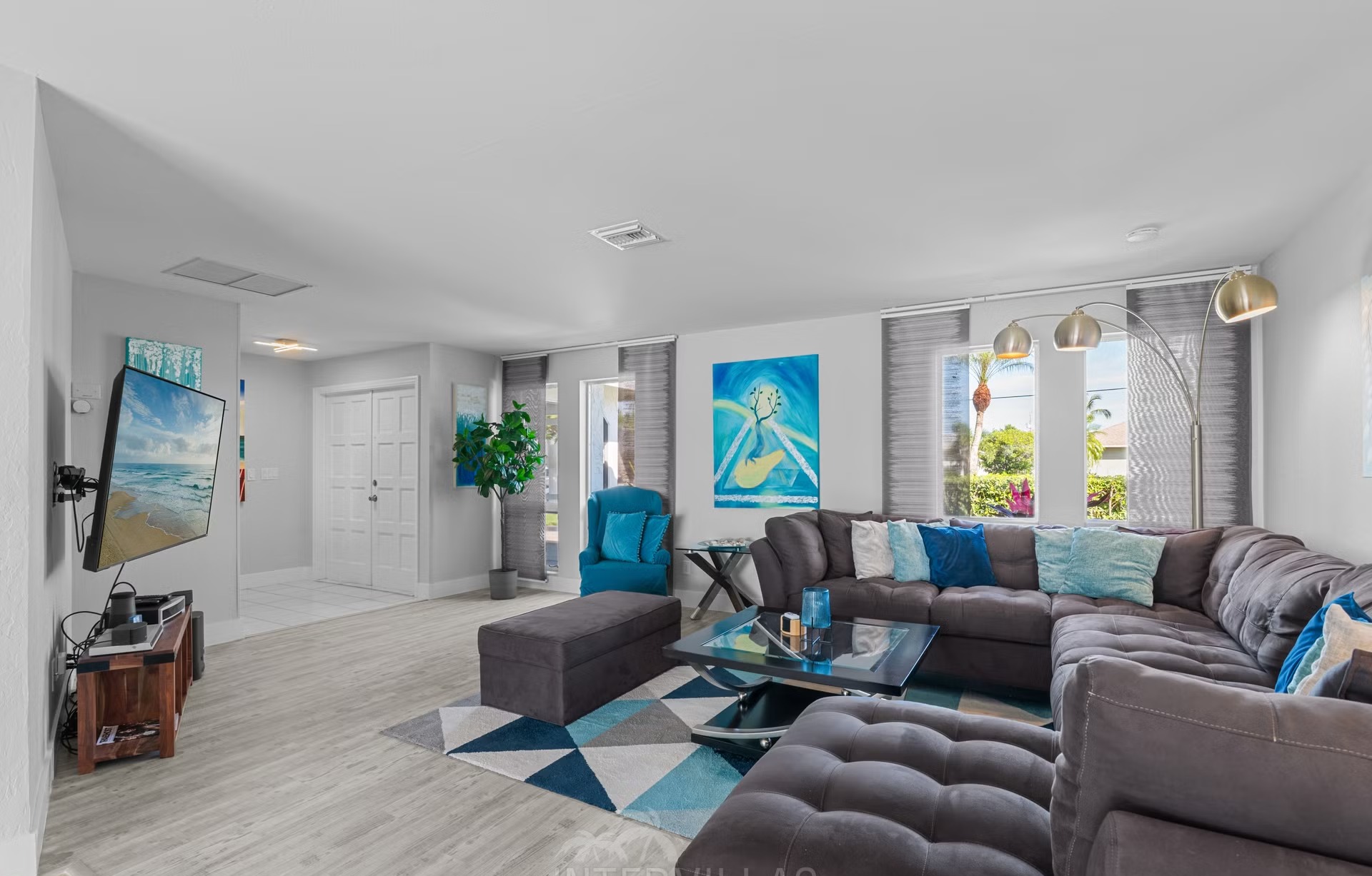 Südlich ausgerichteter, beheizter Pool am See mit Bootsanleger und Kajak