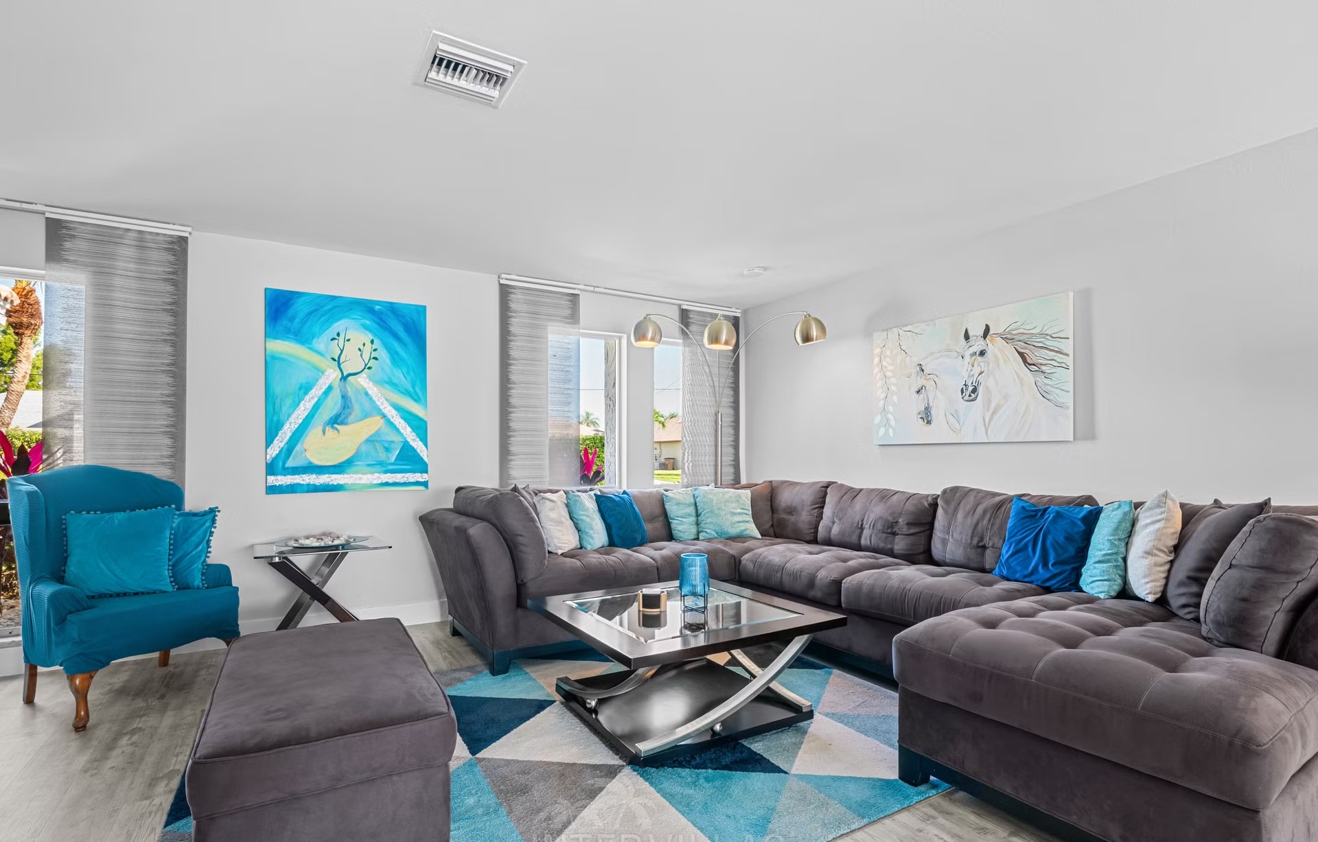 Südlich ausgerichteter, beheizter Pool am See mit Terrasse und Liegen.