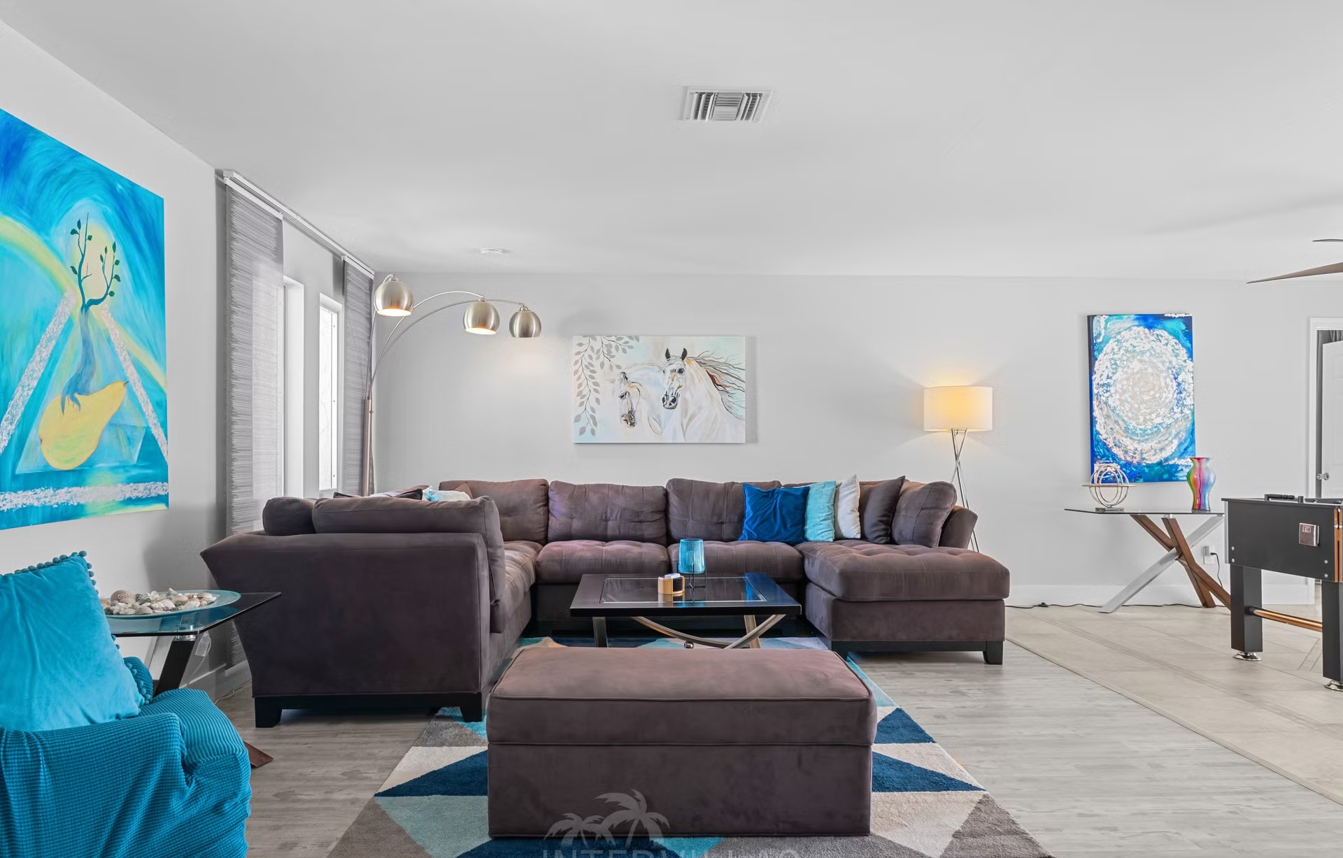 Südlich ausgerichteter, beheizter Pool mit Blick auf den See.