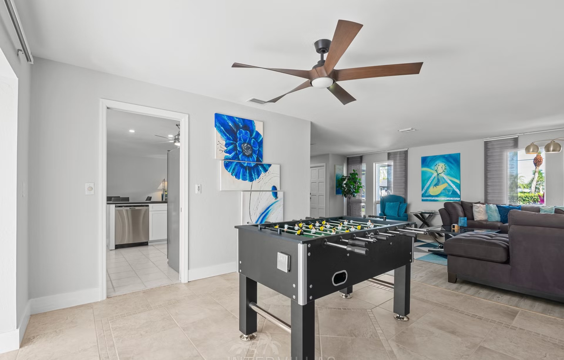 Südlich ausgerichteter, beheizter Pool mit Blick auf den See.